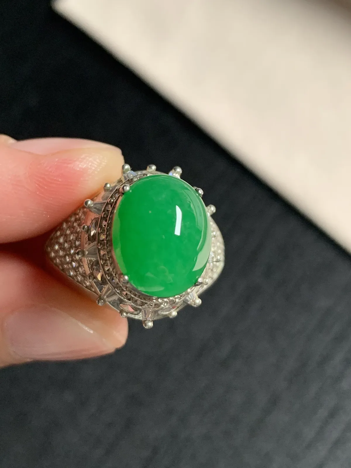 冰润阳绿馒头戒面
无纹裂，种好色好品相好，色泽艳丽明亮，质地细腻水灵饱满圆润