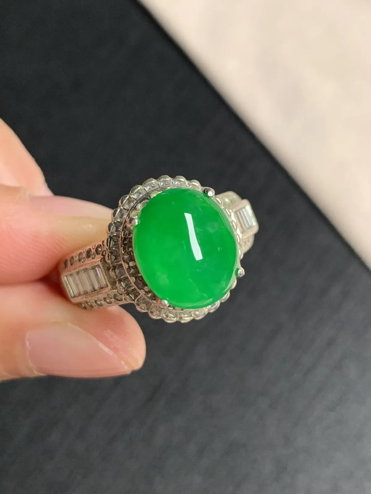 冰阳绿戒面
无纹裂，种好色好，正阳绿色泽艳丽纯正，老坑种冰透水灵