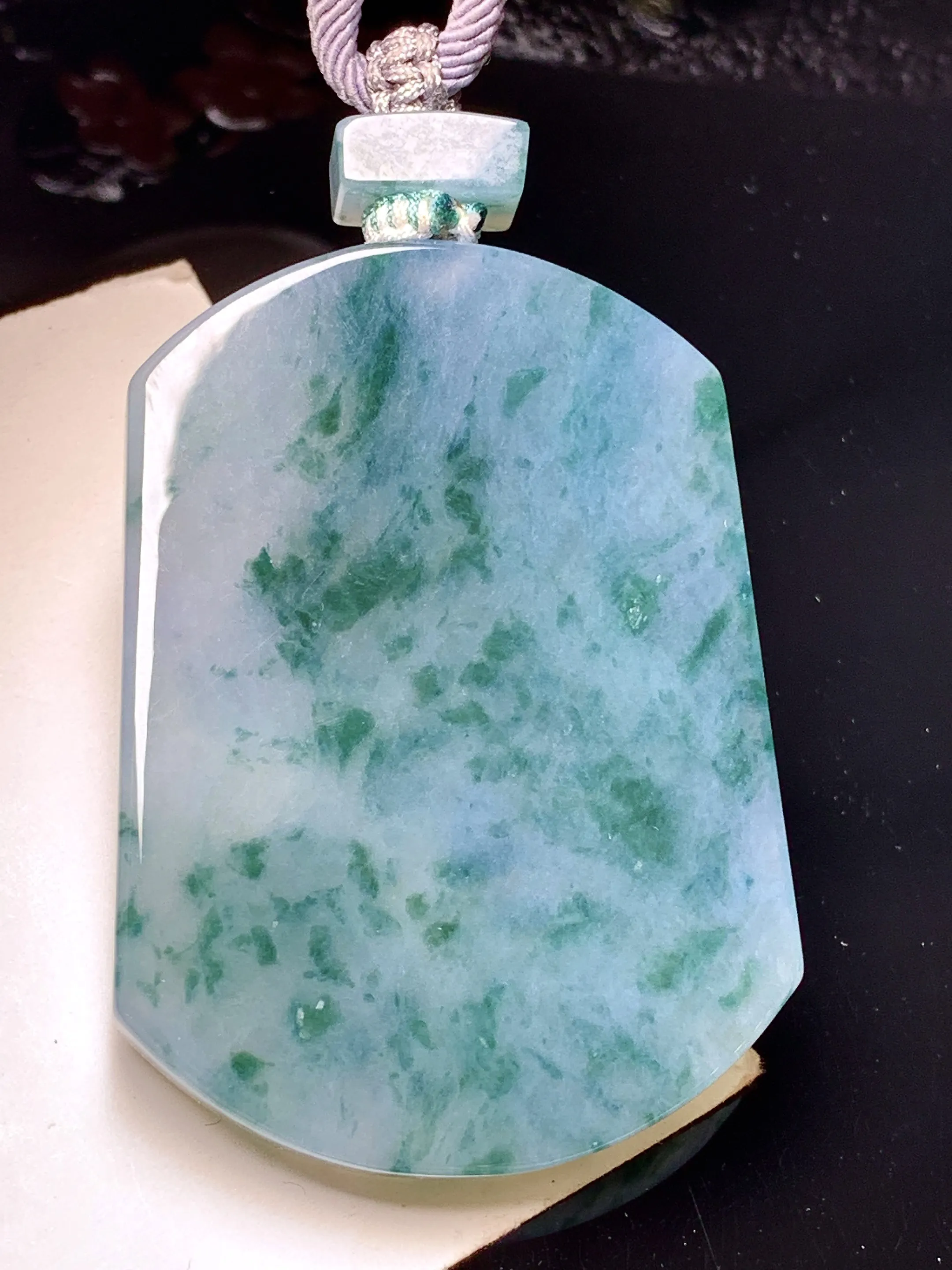 飘花无事牌吊坠 玉质细腻 色泽艳丽 整体尺寸53*38.2*6