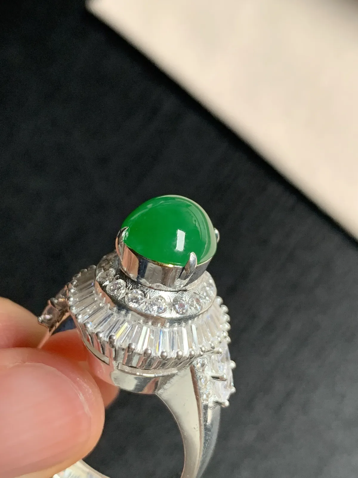 冰润辣阳绿馒头戒面
无纹裂，种好色好品相好，色泽浓郁艳丽，质地细腻水灵饱满圆润