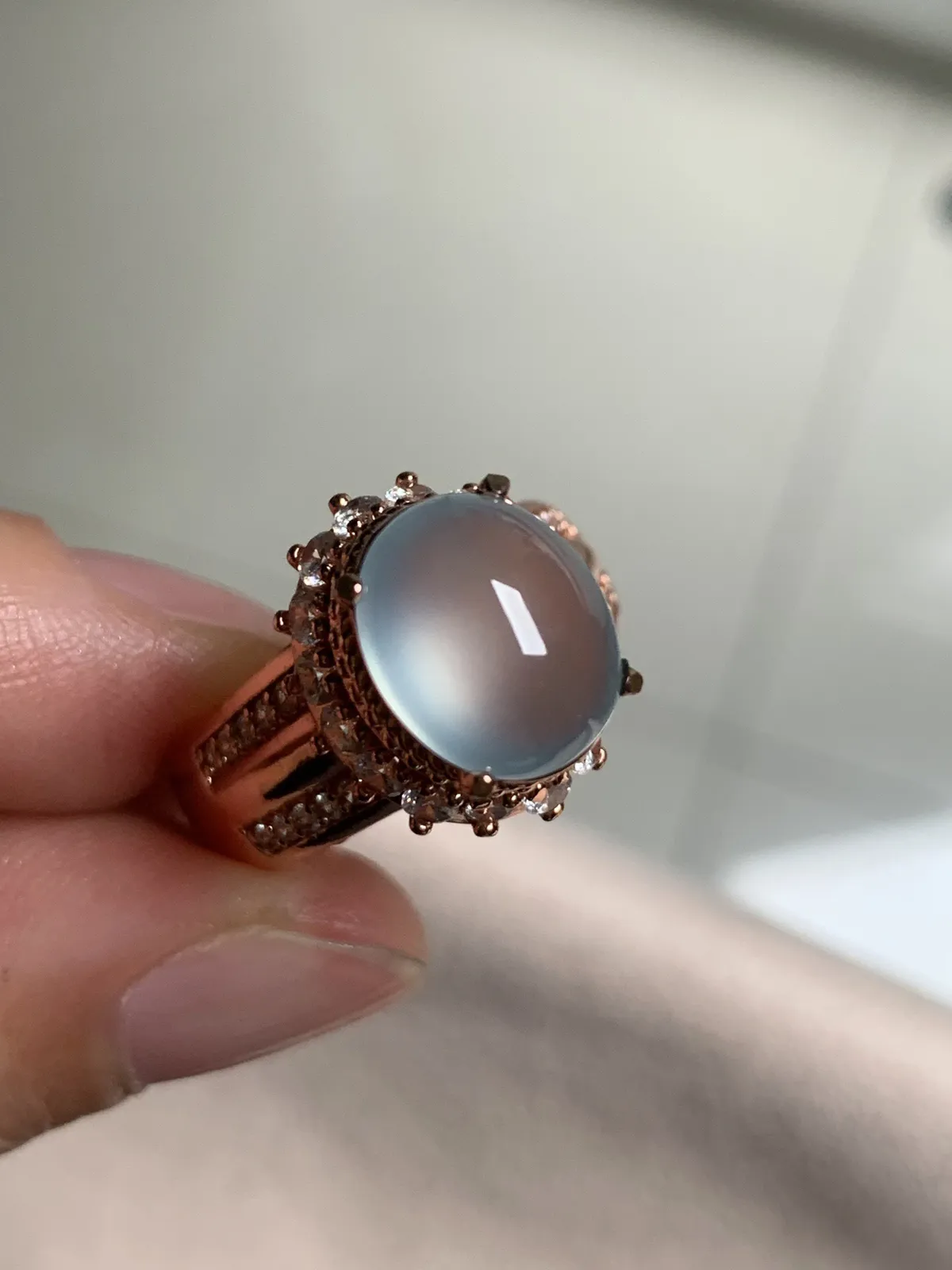 高冰戒面
无纹裂，老坑种强荧光，钢性十足纯净饱满品相