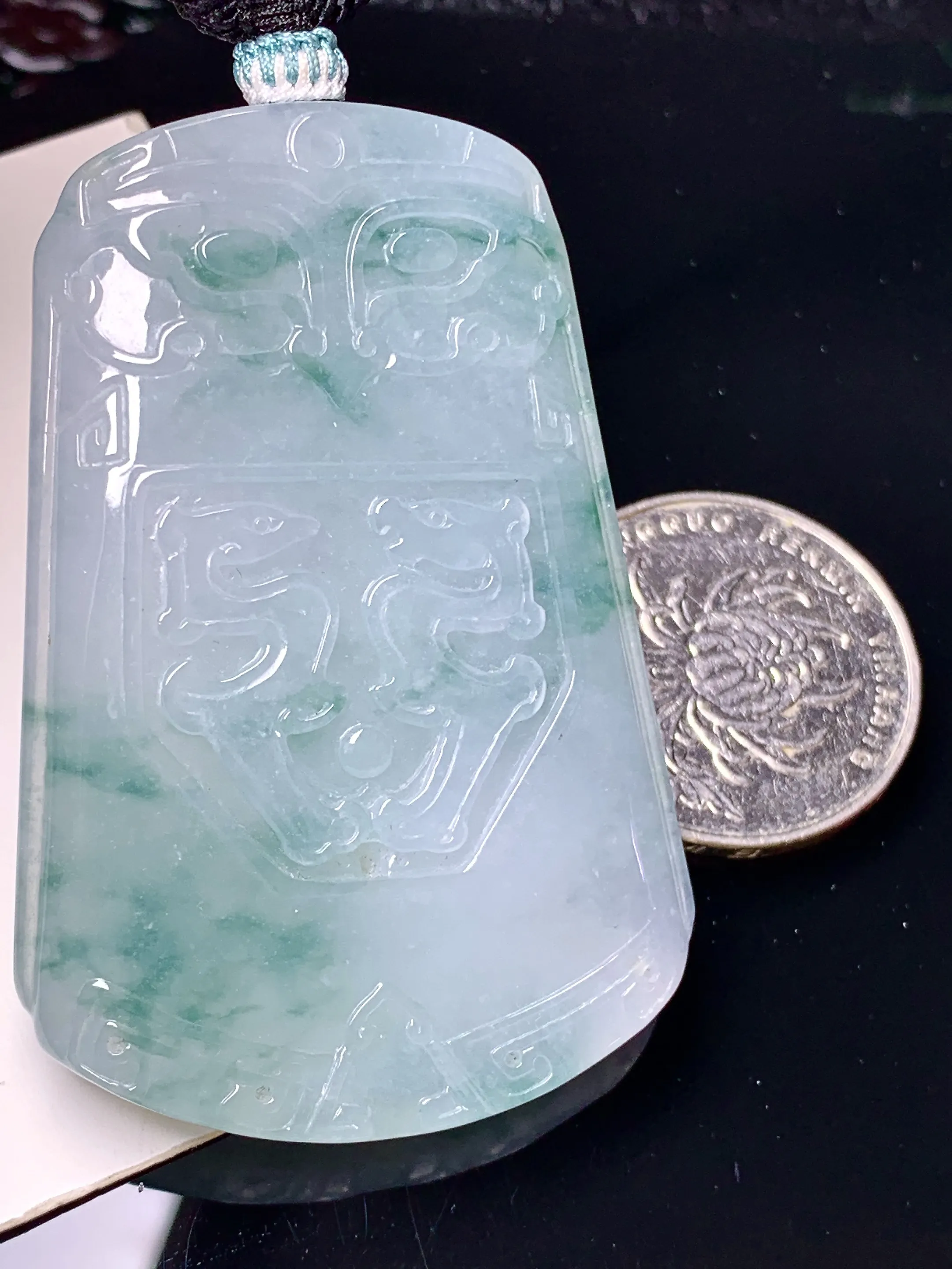 飘花无事牌吊坠 玉质细腻 色泽艳丽清新 整体尺寸56.2*38.2*6.2