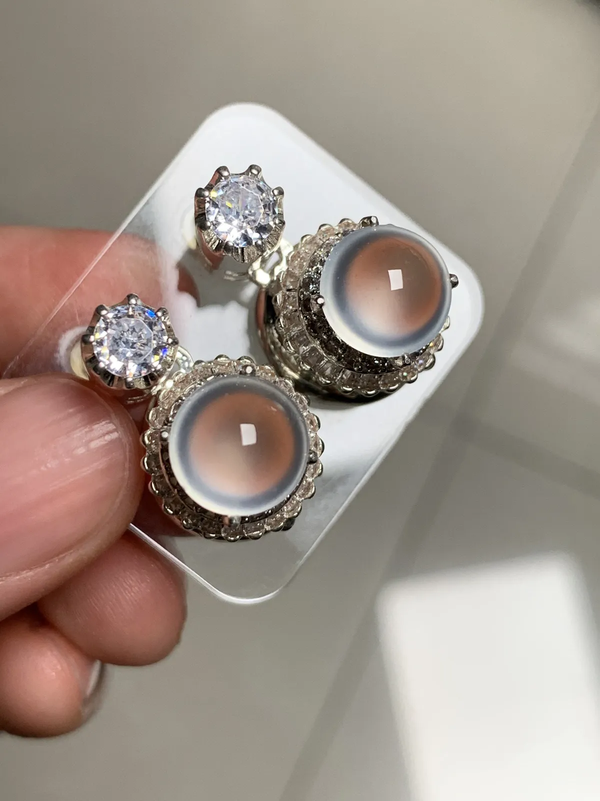 高冰玻璃种正圆耳钉
无纹裂，老坑种强荧光，钢性十足纯净饱满