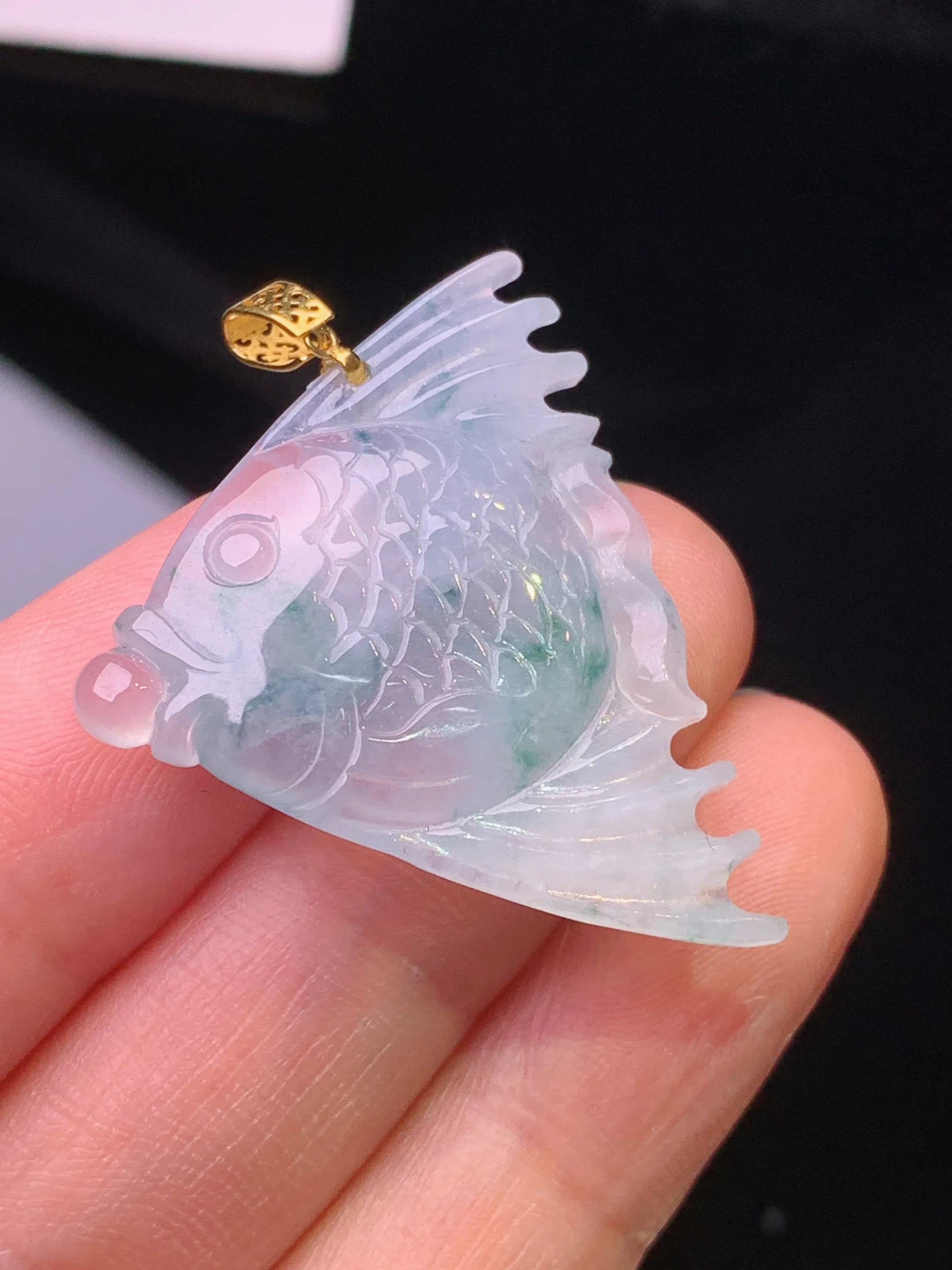 18k金镶嵌飘绿金鱼吊坠 玉质细腻 色泽艳丽清新 裸石尺寸33*26.3*3.8