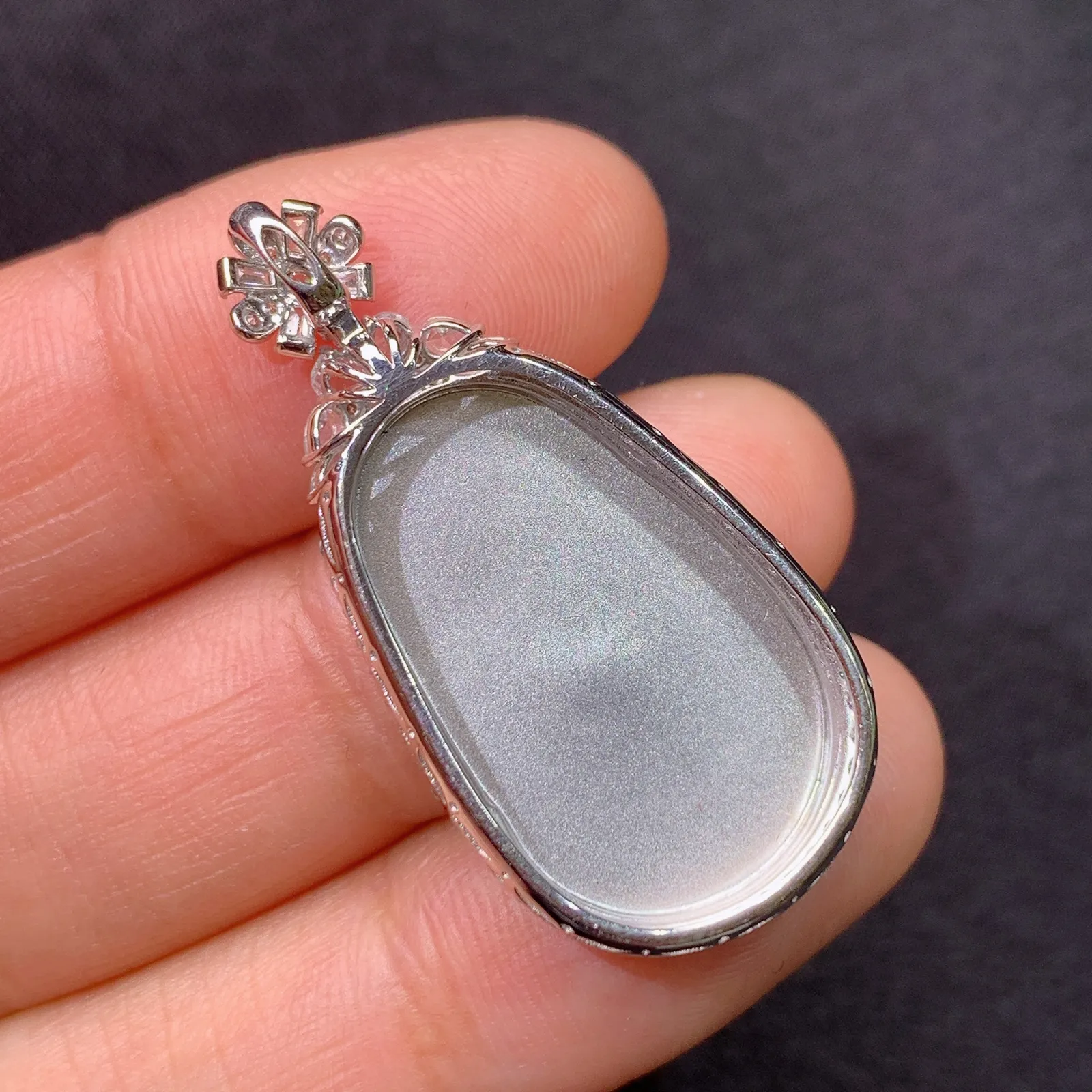 冰阳绿如意吊坠，18k金镶嵌，色泽鲜阳，冰润细腻，种水足 Di 尺寸34.1*16.8*5.6