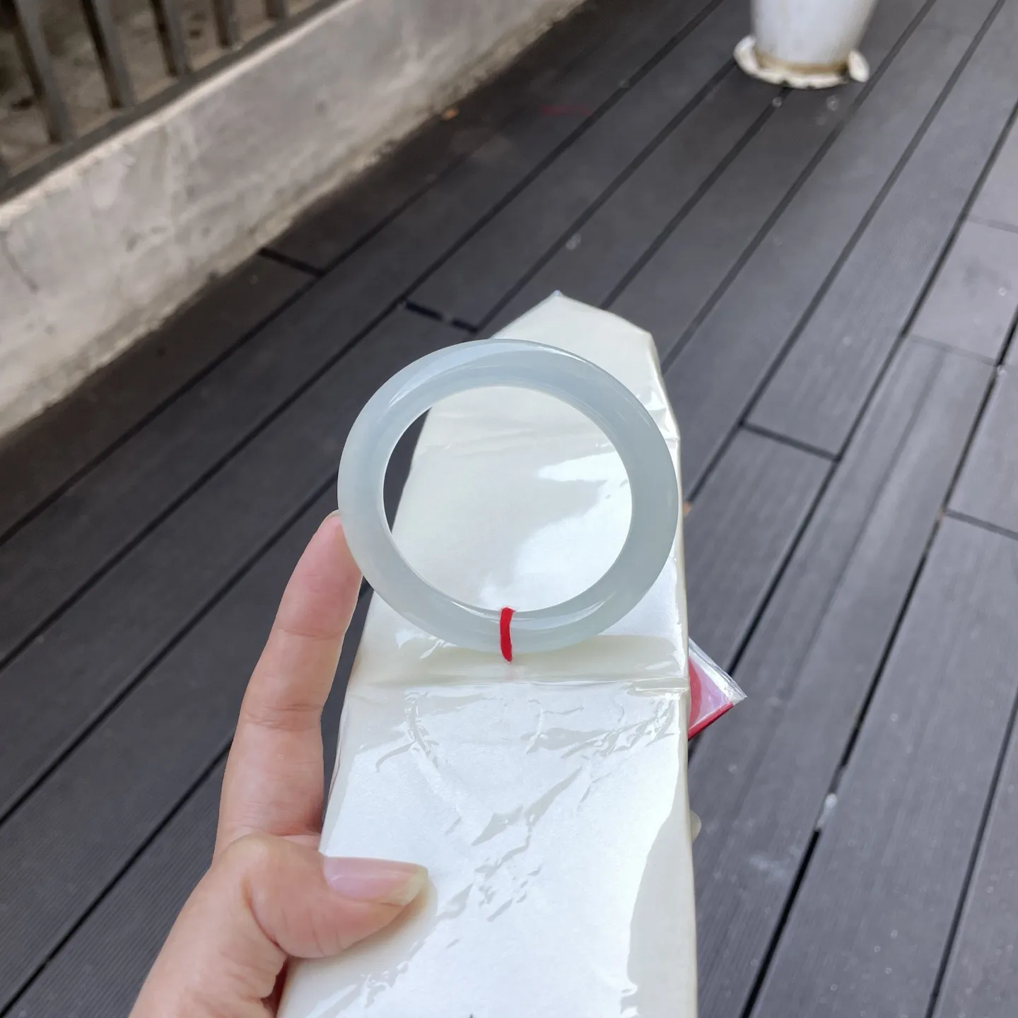 53+圆条，白月光，
玉镯圆融若初升晓月，质地通透如薄冰含雾，一抹浅青灰调衬得腕间温婉如诗～