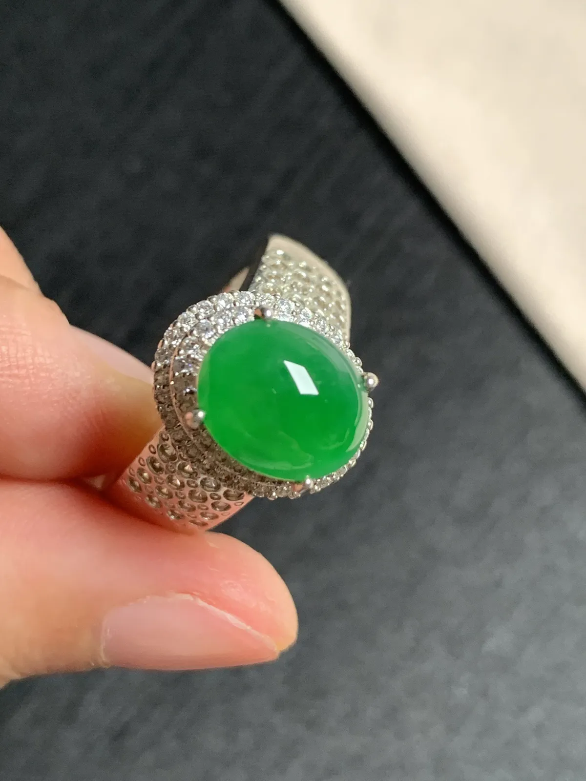 冰种辣阳绿戒面
无纹裂，种好色好品相好，辣阳绿色泽浓郁艳丽，老坑种冰透水灵