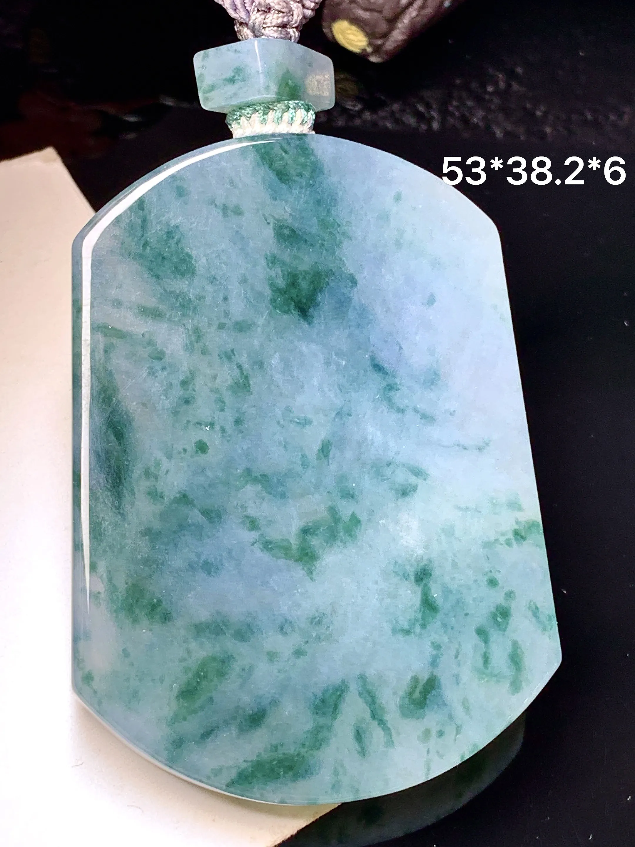 飘花无事牌吊坠 玉质细腻 色泽艳丽 整体尺寸53*38.2*6