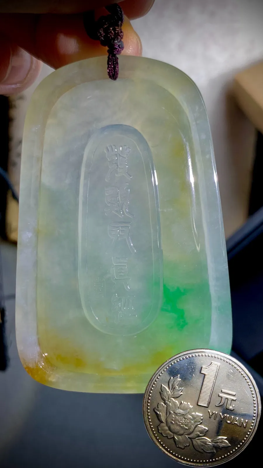 【许愿取真经】，老蒋玉雕艺术作品，
巧用冰种黄加绿翡翠的色彩与质地，雕刻出唐僧立志取经的场景，人物惟妙惟肖，把“坚定信念、不畏艰险、终成正果”的取经精神融入玉雕之中。
69-46-11.5mm，含绳65g