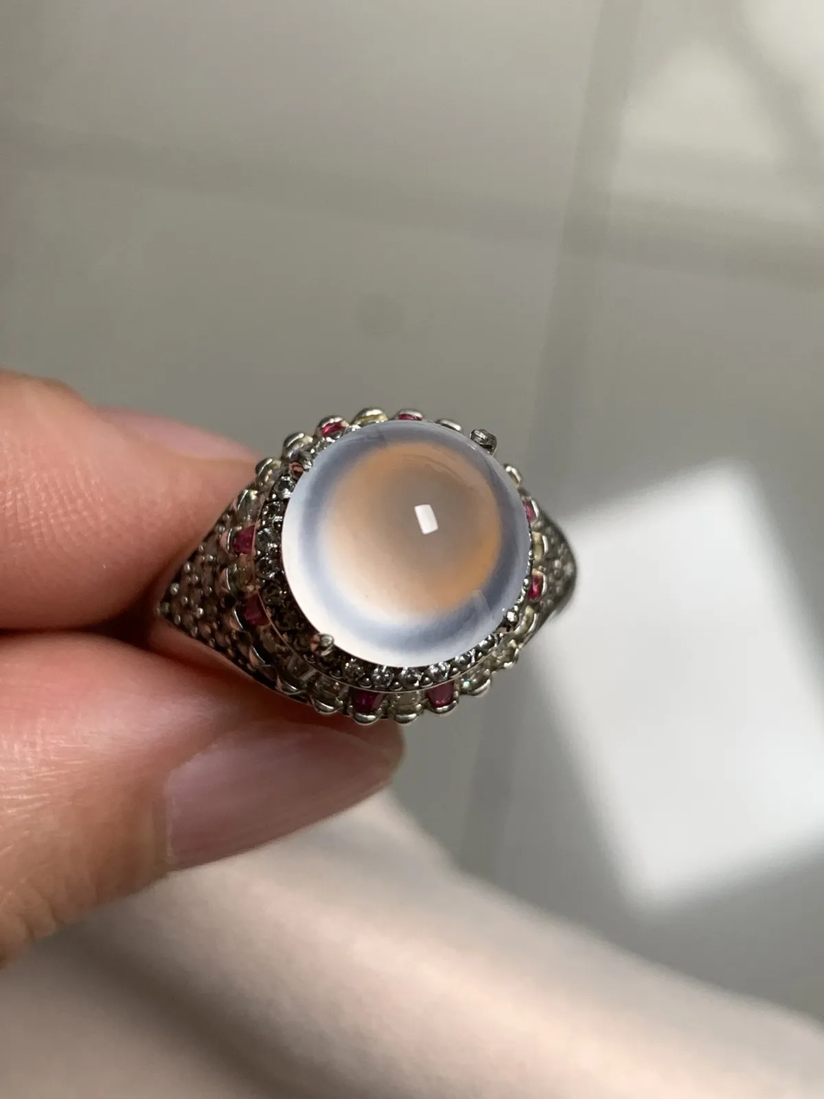 高冰正圆馒头戒面
无纹裂，老坑种强荧光，钢性十足纯净饱满