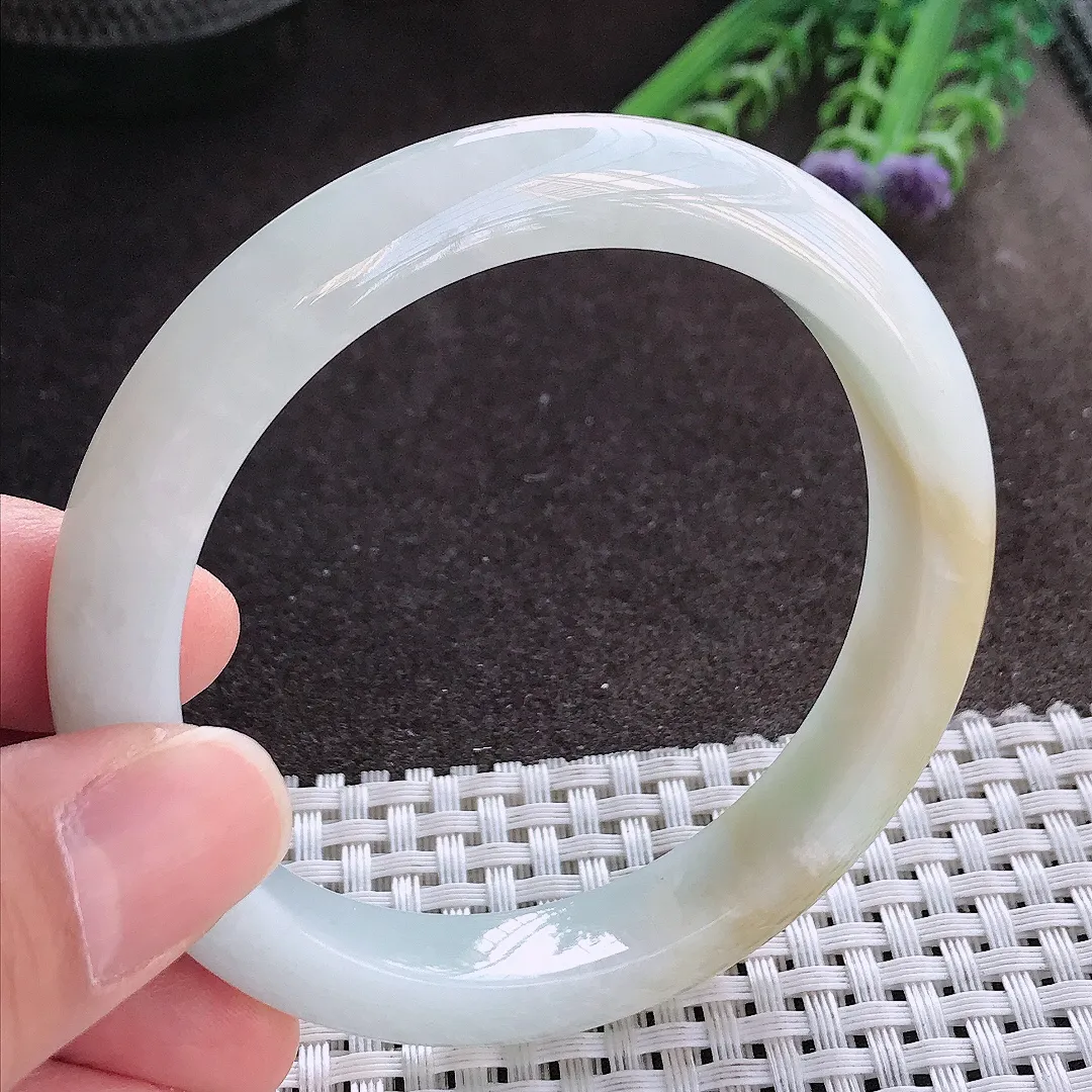 实拍A货翡翠57.5/10.4/8.3老坑秀气冰润飘黄翡手镯宽边玉镯手环