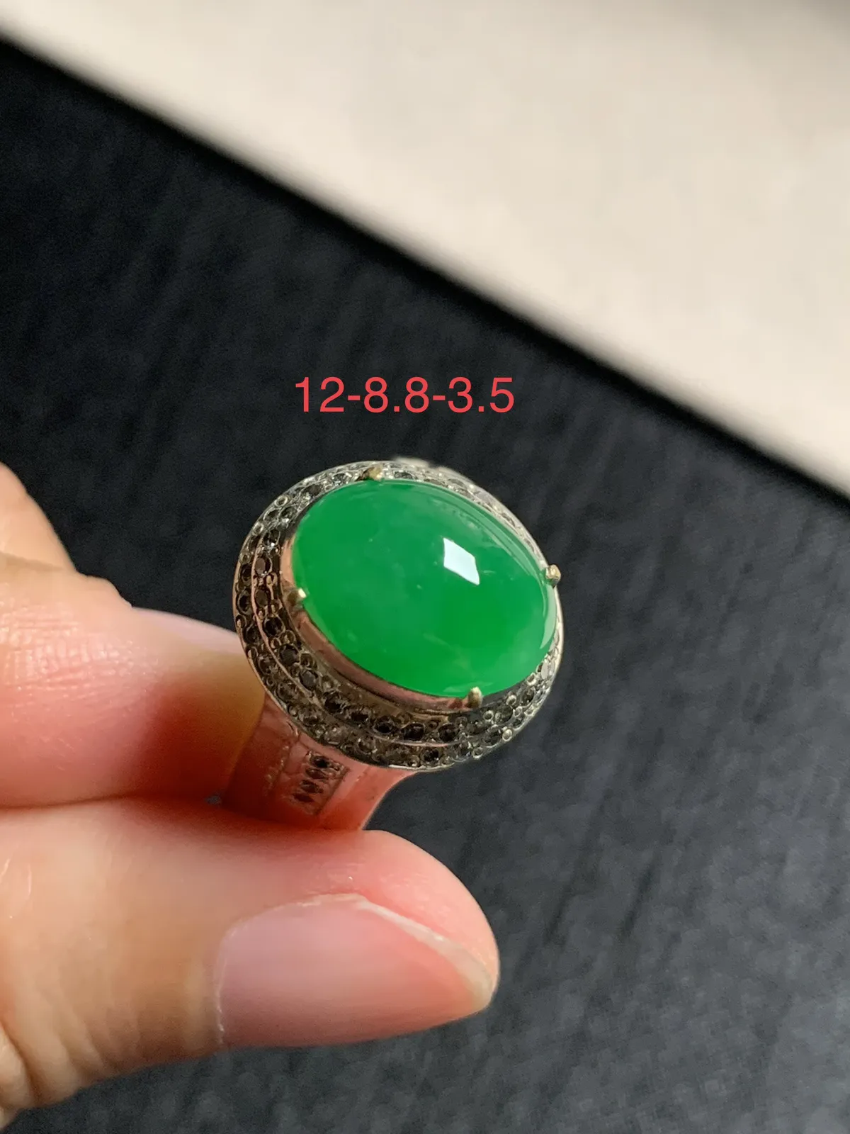 冰阳绿戒面
无纹裂，种好色好品相好，颜色鲜艳明亮，质地细腻水灵