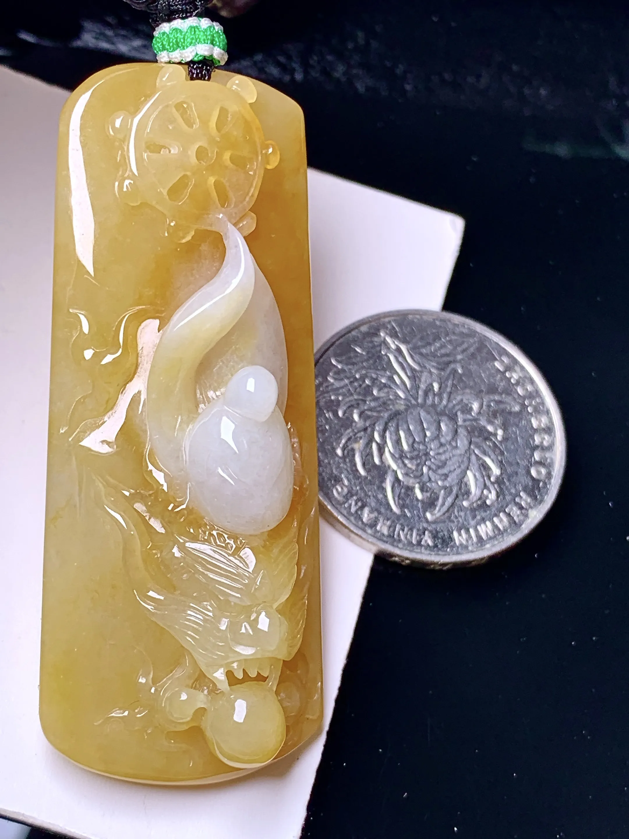 黄翡龙牌吊坠 玉质细腻 色泽艳丽清新 整体尺寸54.8*22.2*12
