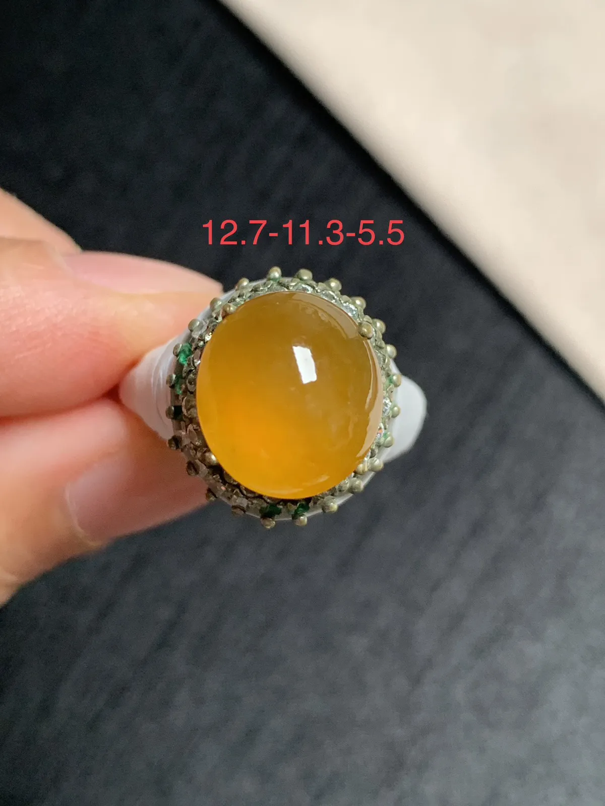 冰黄翡馒头戒面
无纹裂，种好色美品相好，色泽艳丽纯正，老坑种冰透水灵饱满圆润