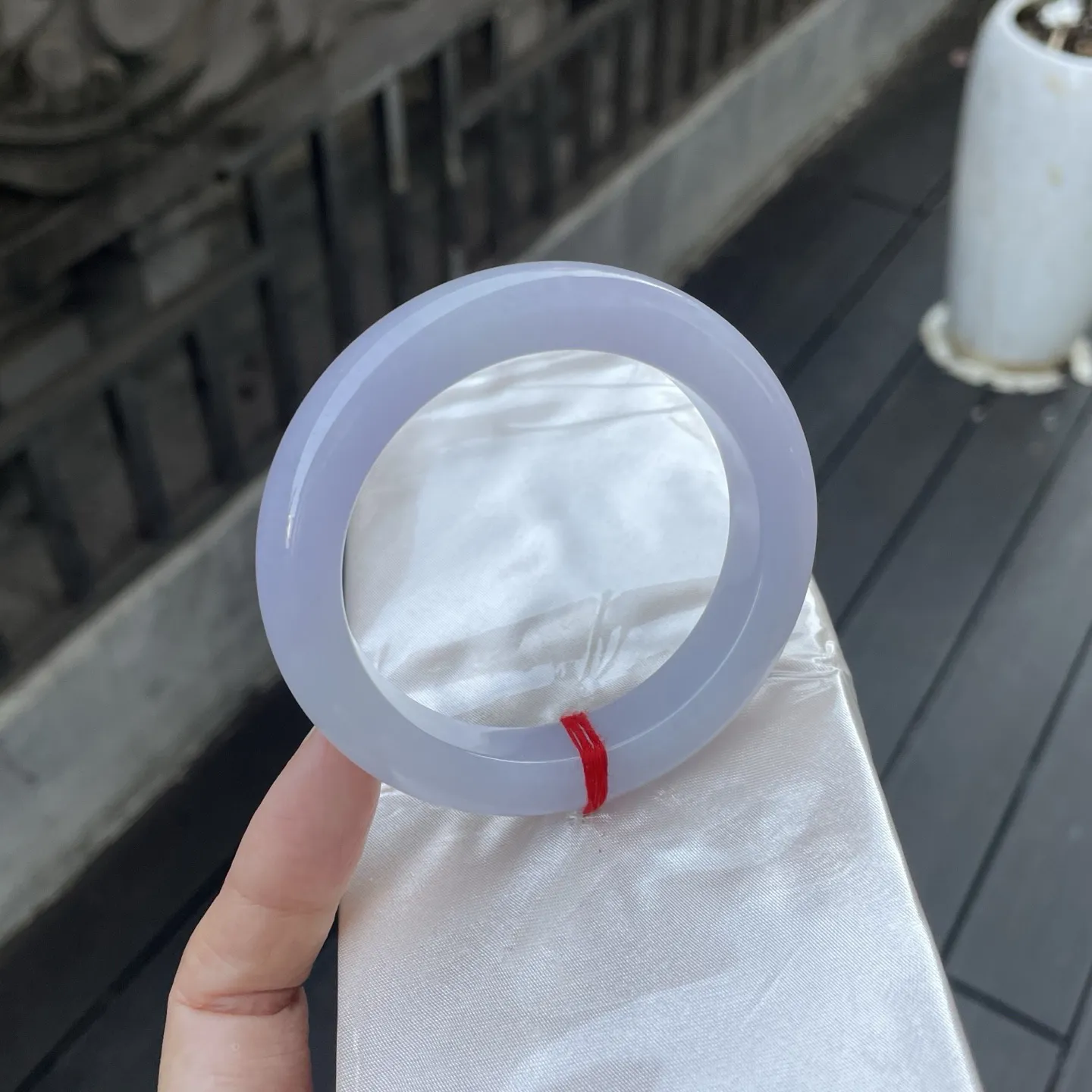 56圈口，紫底，
如晴夜薄云遮月，通透的肌理间藏着淡淡紫韵，圆融镯形衬得玉色愈发清雅脱俗～