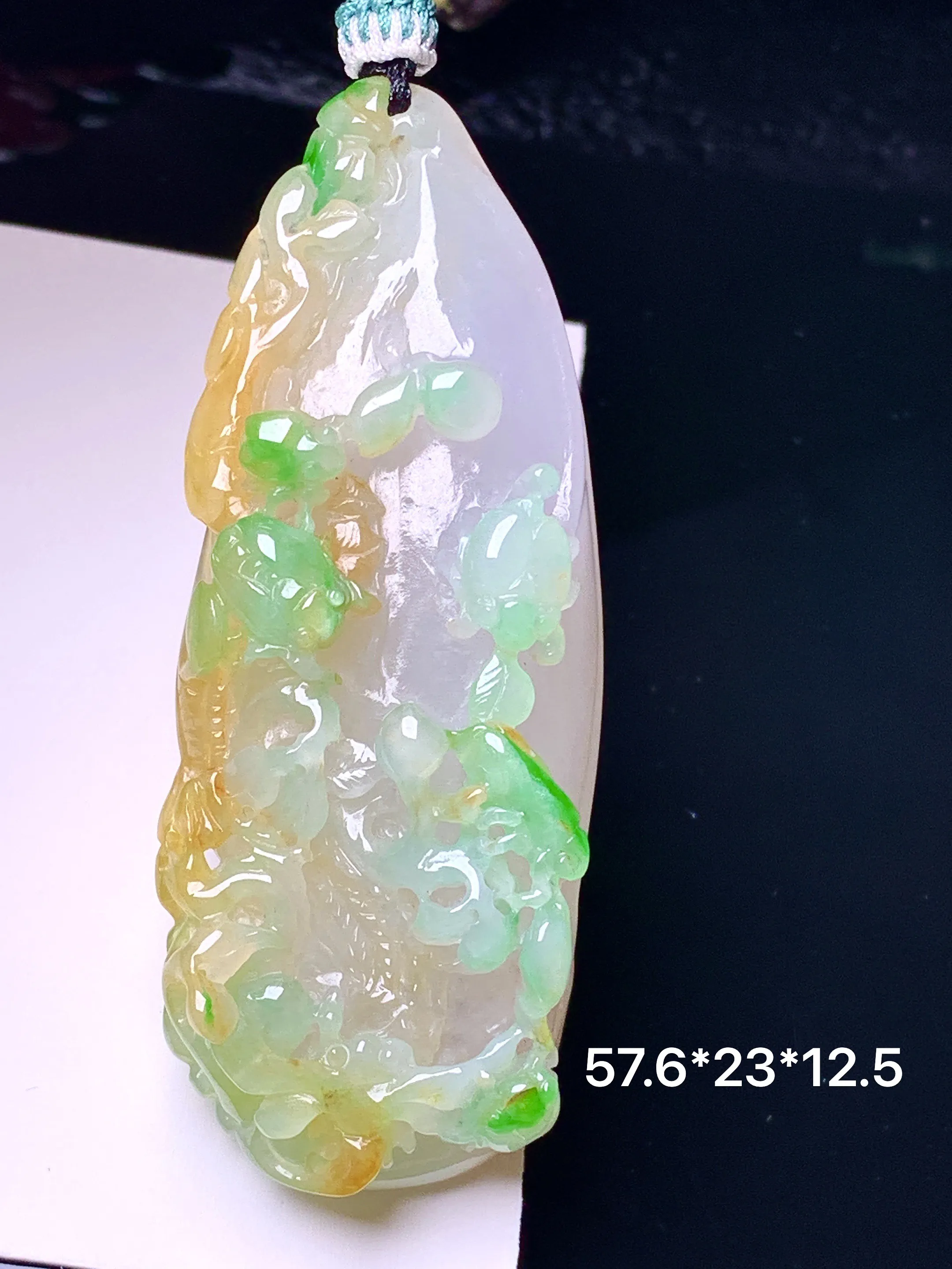 飘黄绿花开富贵吊坠 玉质细腻 色泽艳丽清新 整体尺寸57.6*23*12.5