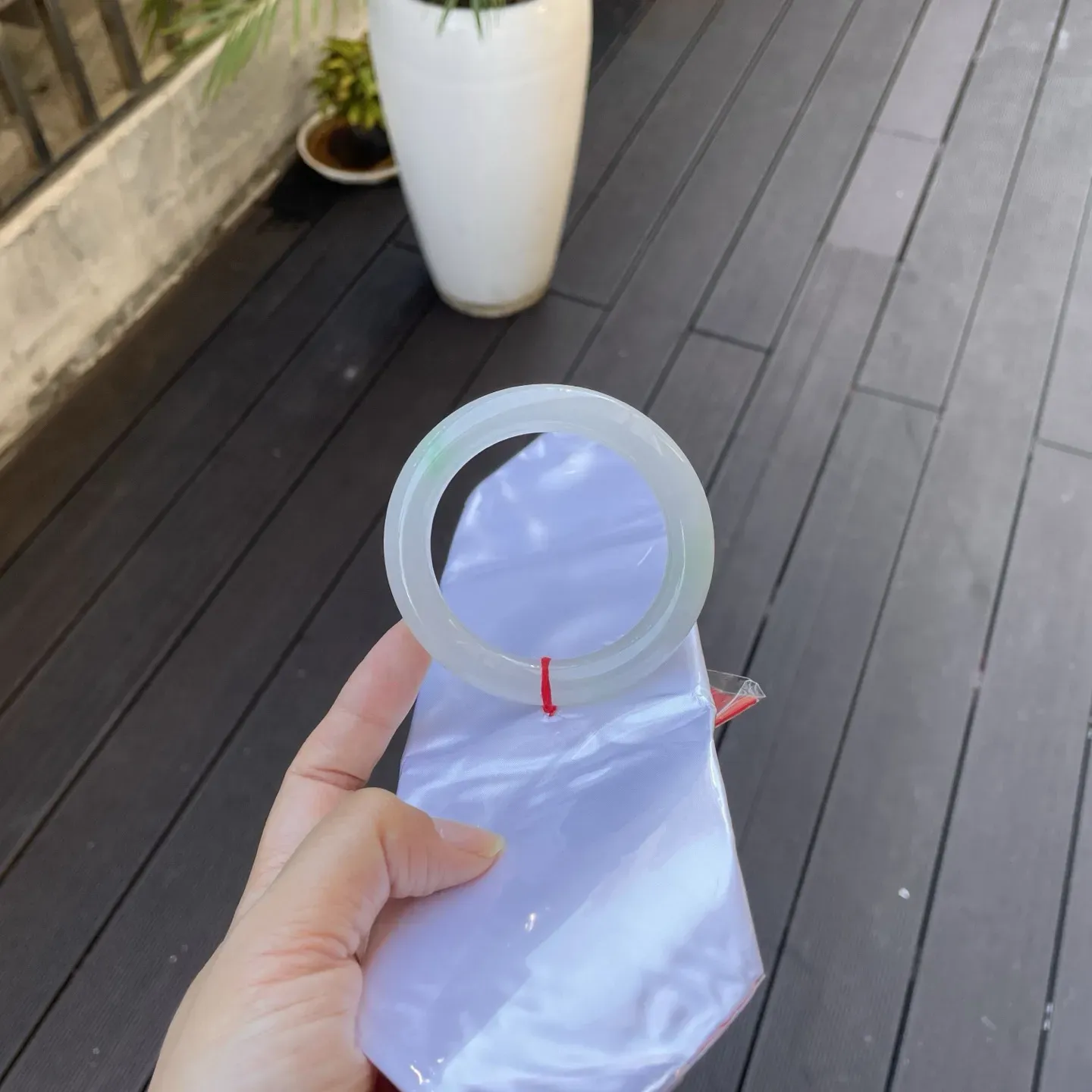 56圆条，金丝绿，
冰底飘抹金丝绿，通透的质地，仿若能映出周遭光影，流转着柔和又雅致的光～