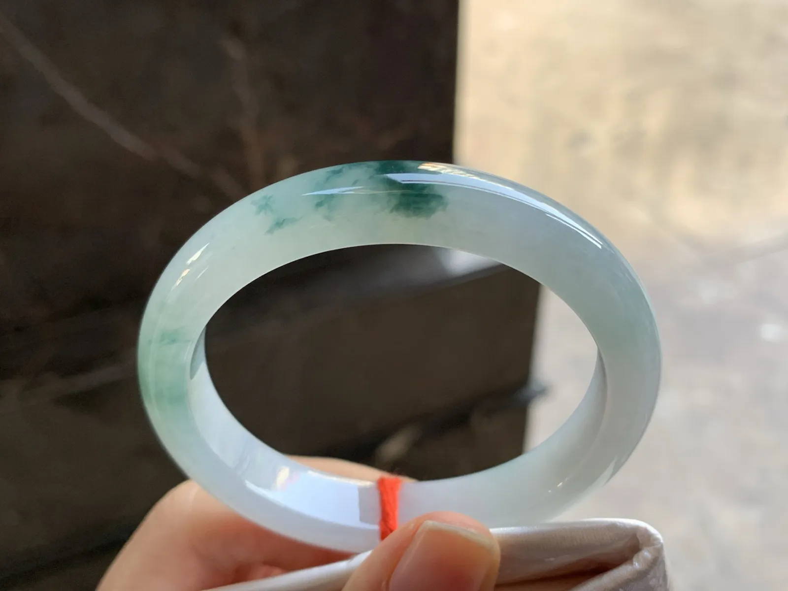 53-11-7.5

蓝花贵妃手镯^_^玉质温润 细腻 正圈51可以带