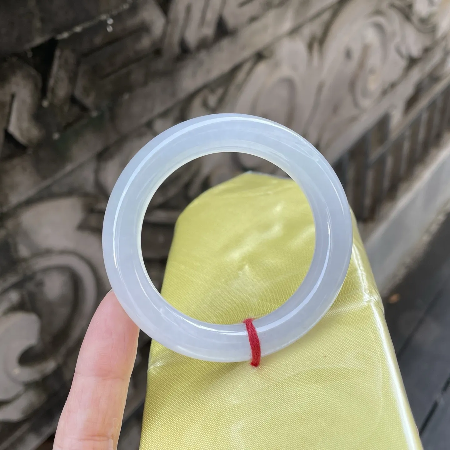 54圆条，白月光，
冰透的白清润似羊脂，素净的镯体无一丝杂色，宛若山间初融的雪水凝成的环，简约又雅致～