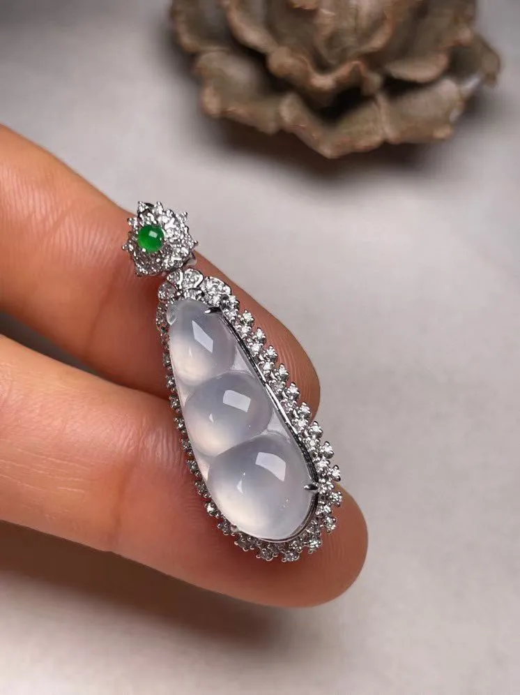 冰种福豆吊坠、真金真钻镶嵌，种水好，玉质细腻 .裸石尺寸 22.2*8.6