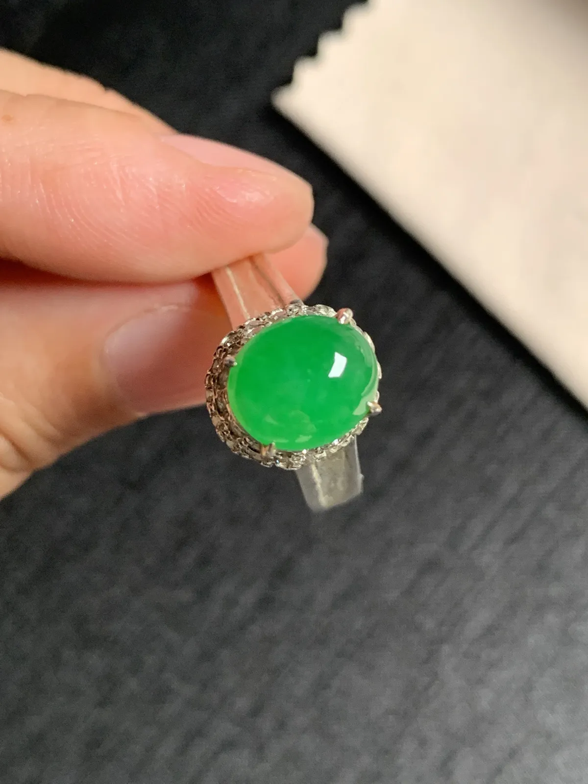 阳绿戒面
无纹裂，种好色好品相好，色泽艳丽纯正，质地细腻水灵