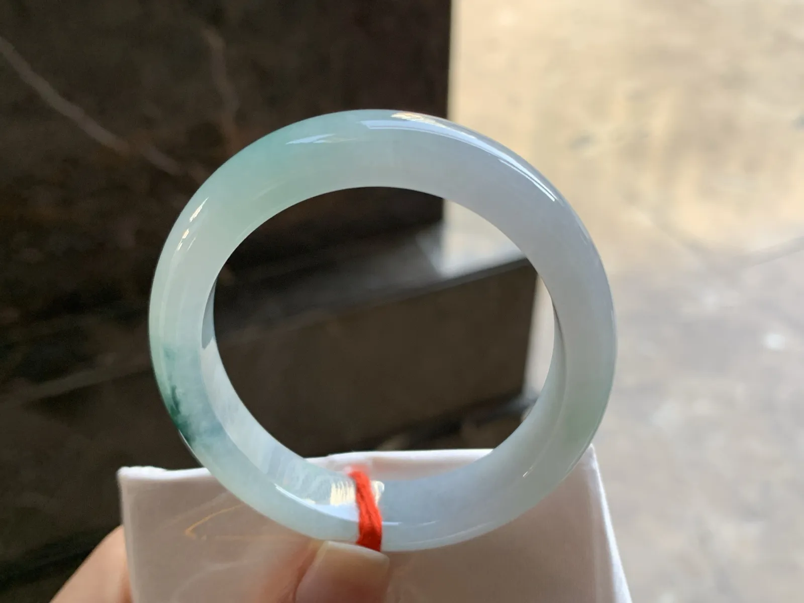 53-11-7.5

蓝花贵妃手镯^_^玉质温润 细腻 正圈51可以带