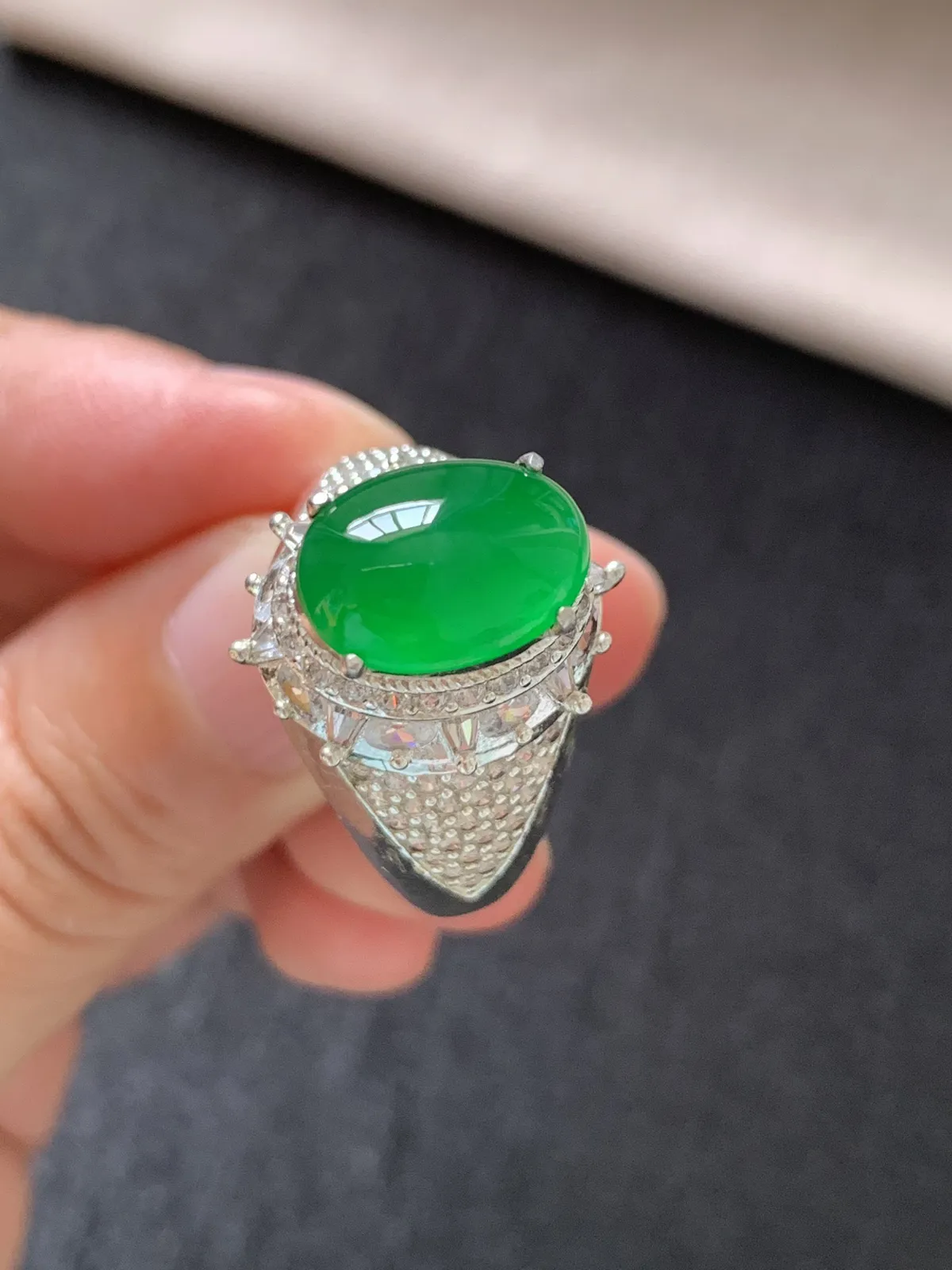 冰种辣阳绿戒面
无纹裂，种好色好品相好，色泽浓郁艳丽，老坑种质地细腻水灵饱满圆润