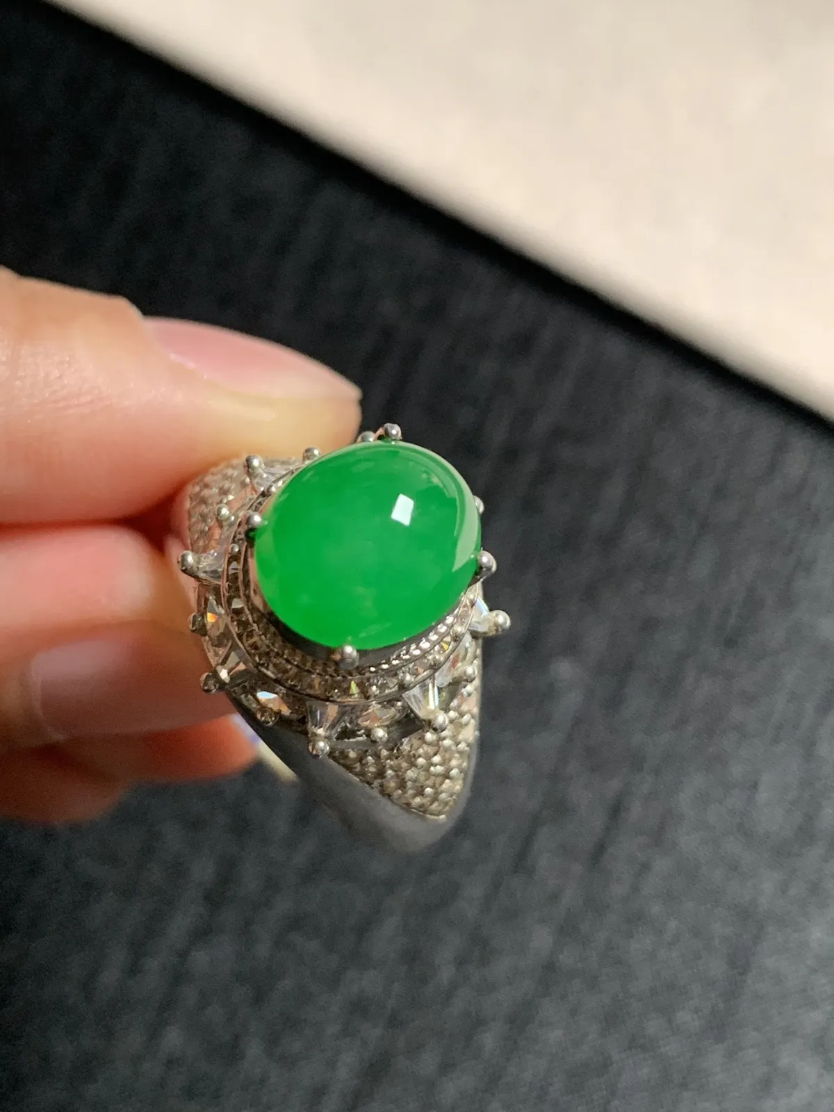 冰阳绿馒头戒面
无纹裂，种好色好品相好，色泽艳丽纯正，质地细腻水灵饱满圆润