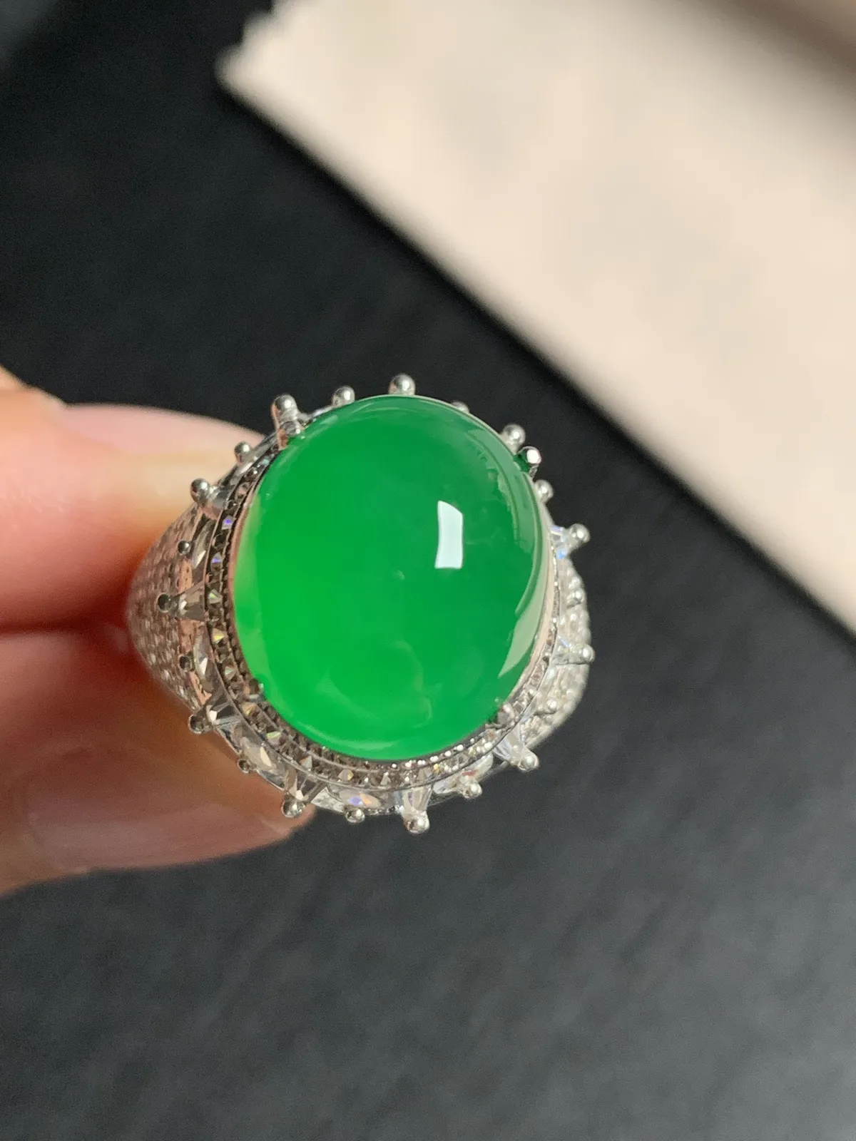 高冰阳绿馒头戒面
无纹裂，种好色好品相好，高品质戒面