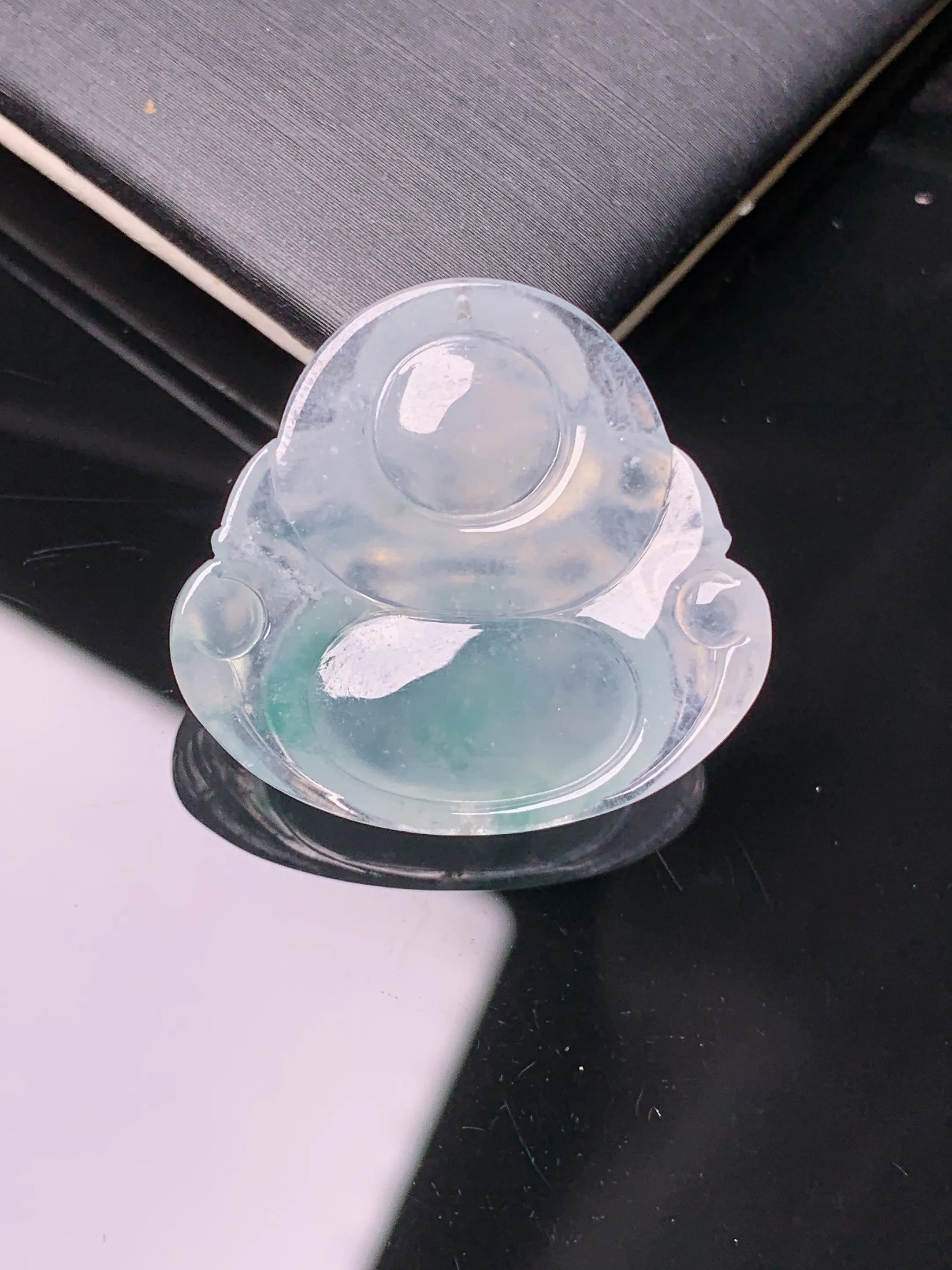 冰种飘绿佛公吊坠 玉质细腻 色泽艳丽清新 整体尺寸24.5*26.5*6