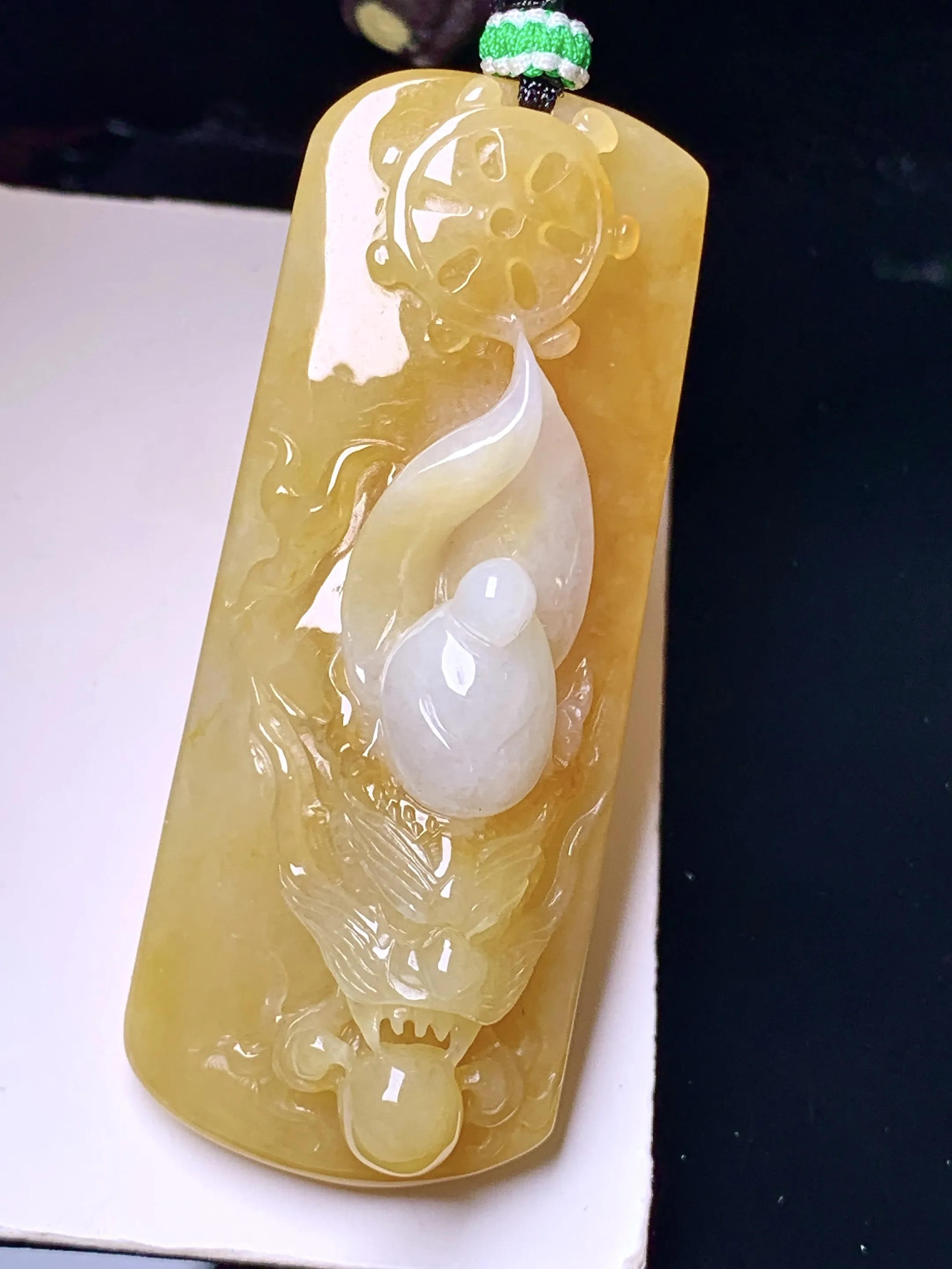 黄翡龙牌吊坠 玉质细腻 色泽艳丽清新 整体尺寸54.8*22.2*12