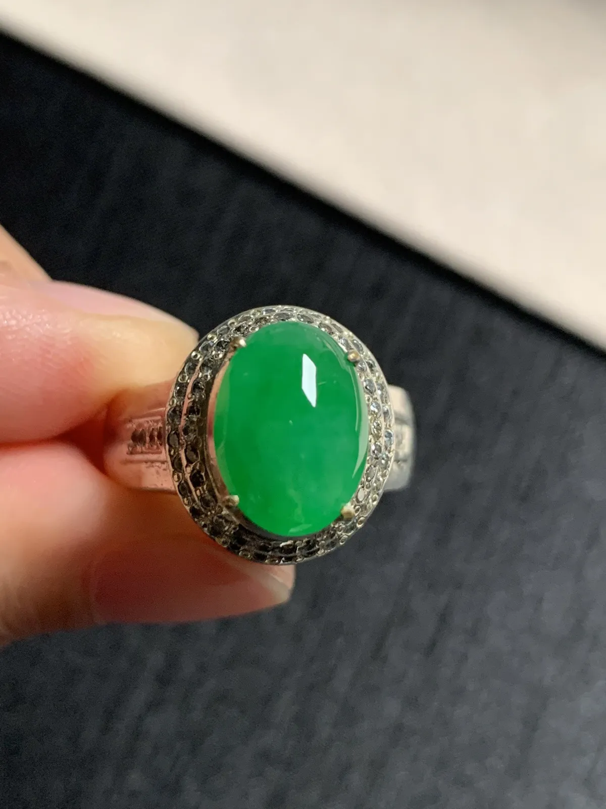 冰阳绿戒面
无纹裂，种好色好品相好，颜色鲜艳明亮，质地细腻水灵