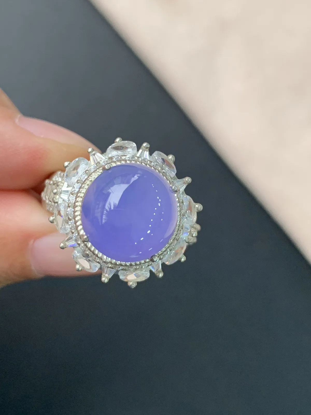 冰种浓紫圆戒面
无纹裂，种好色美品相好，色泽浓郁艳丽，老坑种质地细腻水灵饱满圆润