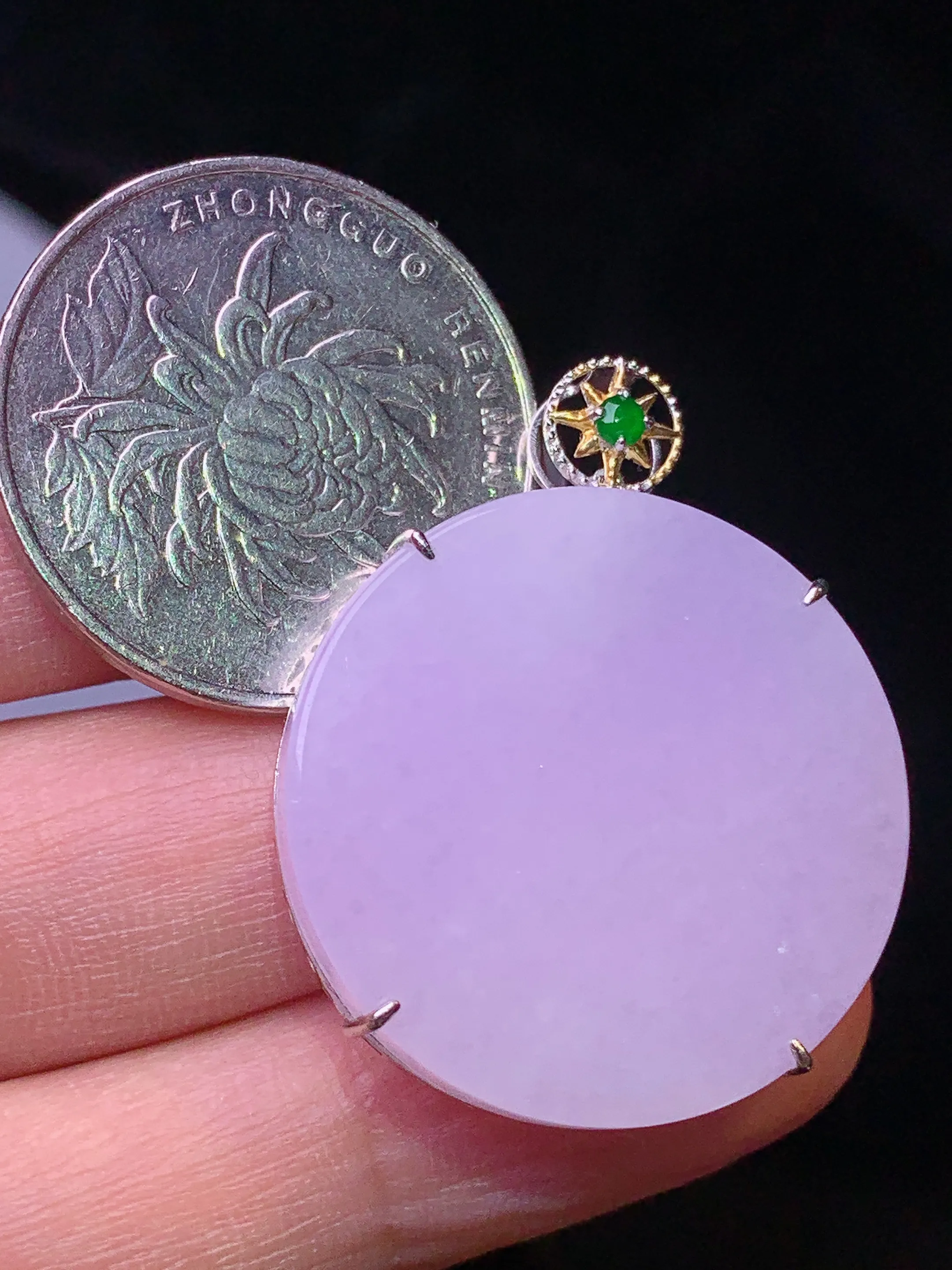 18k金镶嵌紫罗兰圆通吊坠 玉质细腻 色泽艳丽清新 整体尺寸33.5*26.8*5.7