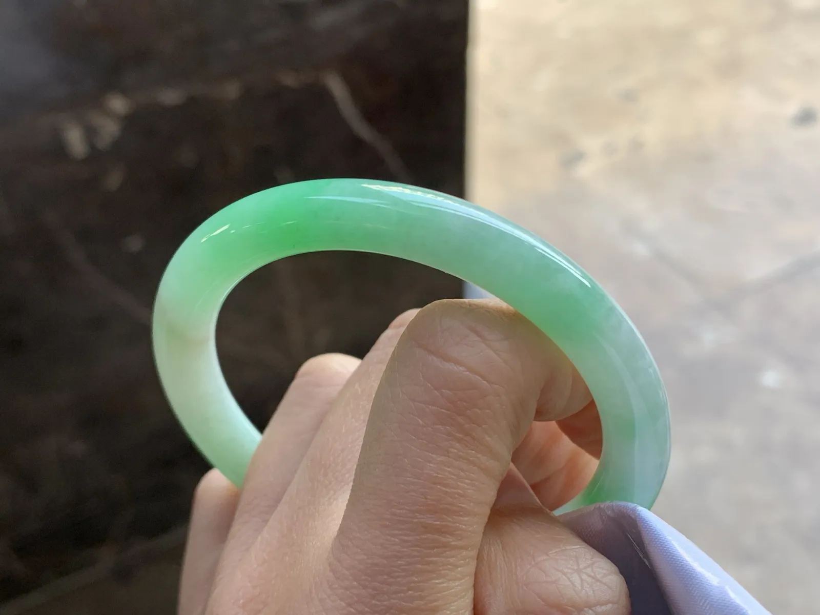 56-8.4

阳绿色圆条手镯^_^颜色好看 细腻