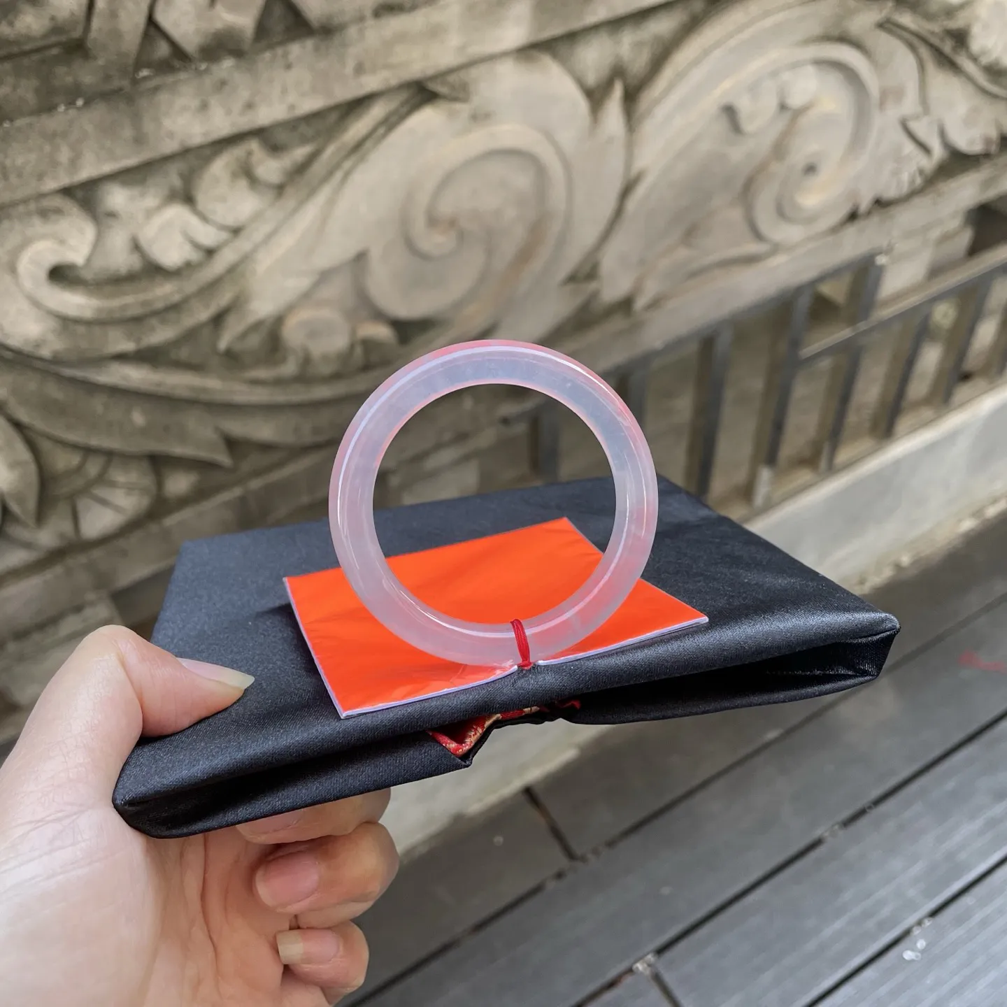 54圆条，白月光，
冰透的白清润似羊脂，素净的镯体无一丝杂色，宛若山间初融的雪水凝成的环，简约又雅致～气质