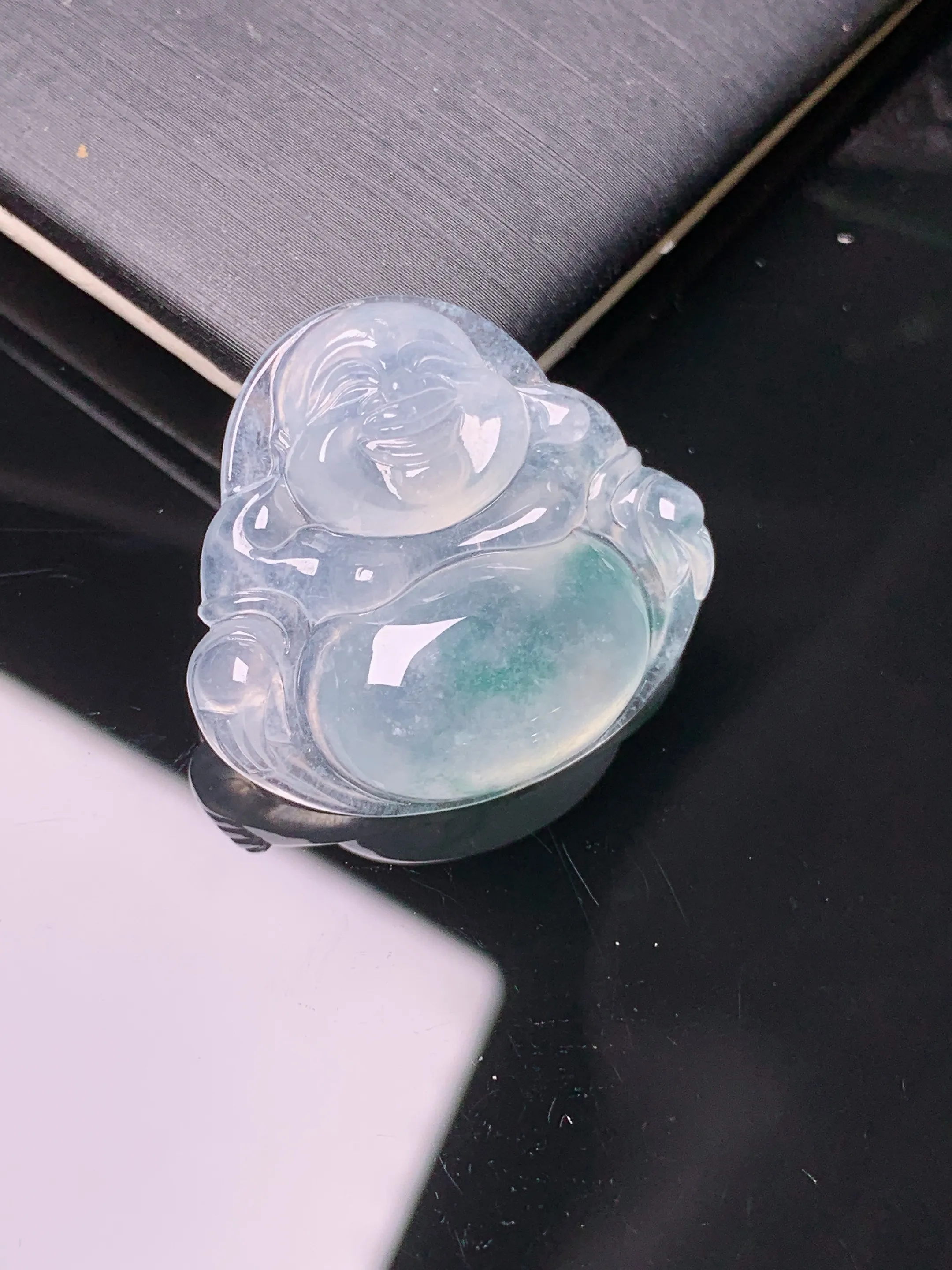 冰种飘绿佛公吊坠 玉质细腻 色泽艳丽清新 整体尺寸24.5*26.5*6