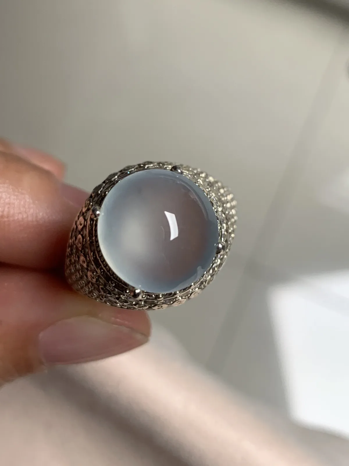 冰种圆戒面
无纹裂，老坑种冰透水灵饱满圆润