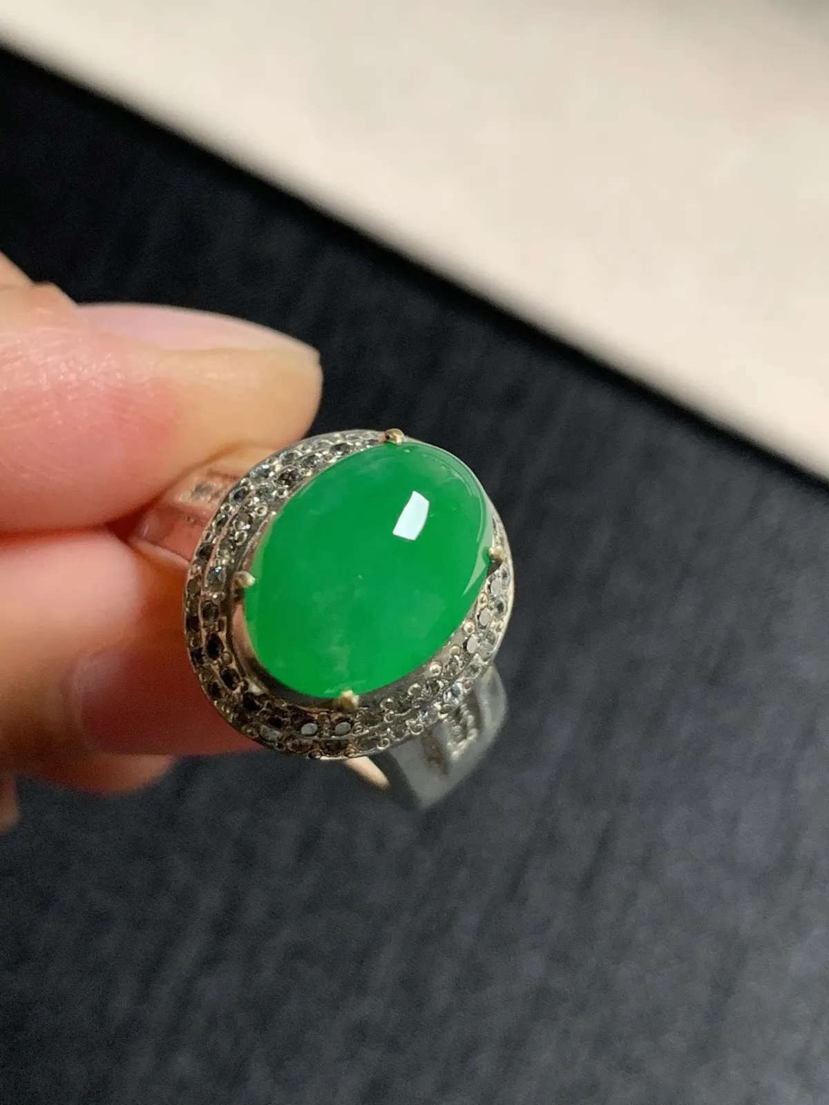 冰阳绿戒面
无纹裂，种好色好品相好，颜色鲜艳明亮，质地细腻水灵