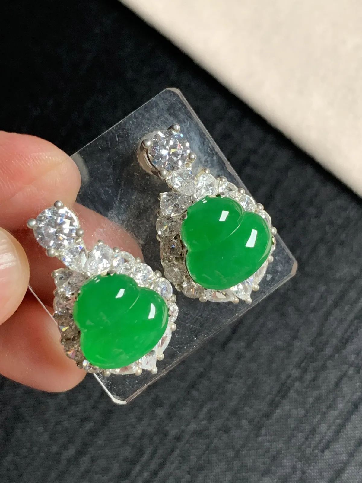 辣阳绿葫芦耳钉
无纹裂，种好色好品相好，色泽浓郁艳丽，质地细腻水灵饱满圆润