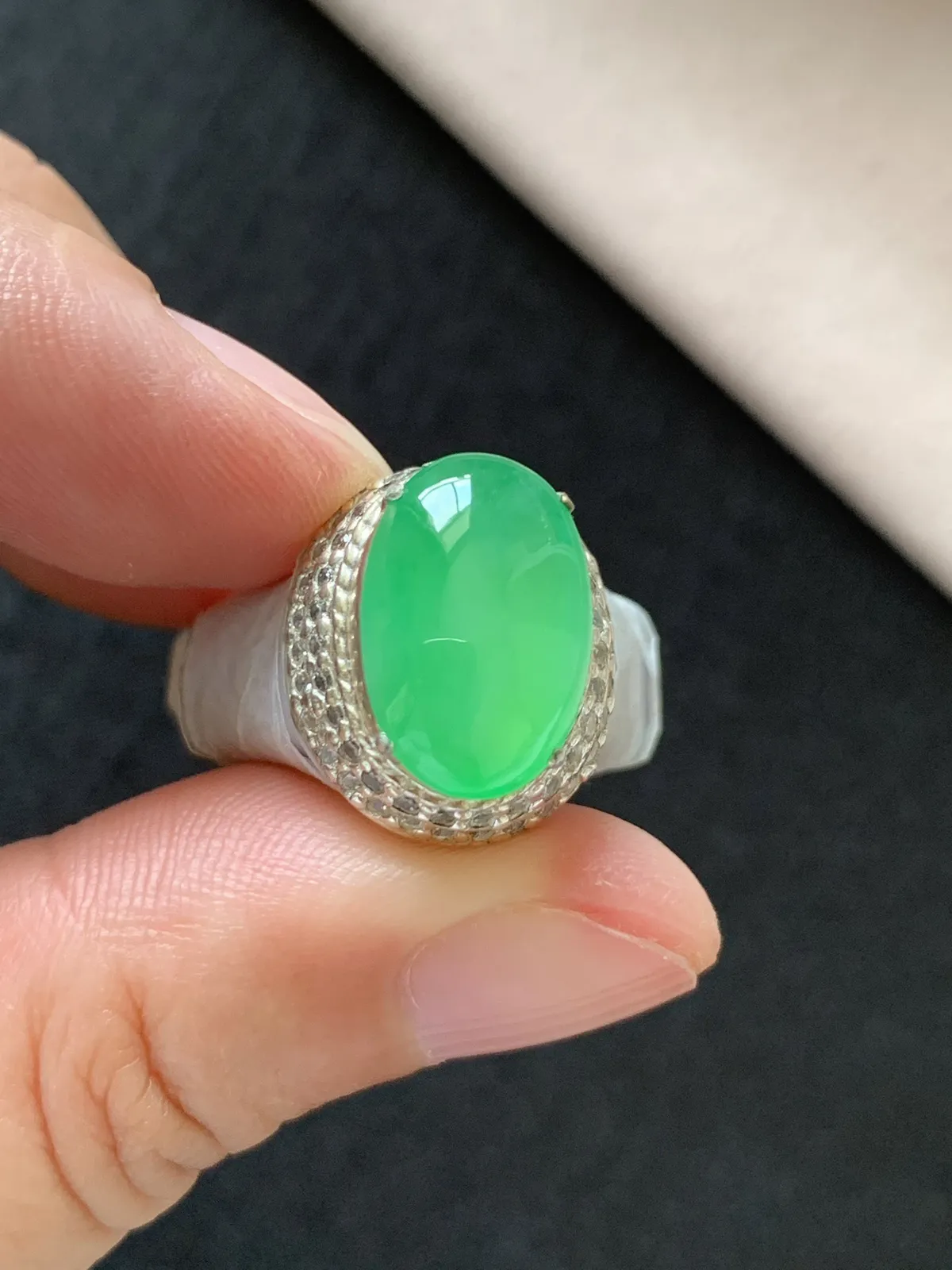 冰种甜绿戒面
无纹裂，种好色甜品相好，颜色鲜艳甜美，老坑种冰透水灵