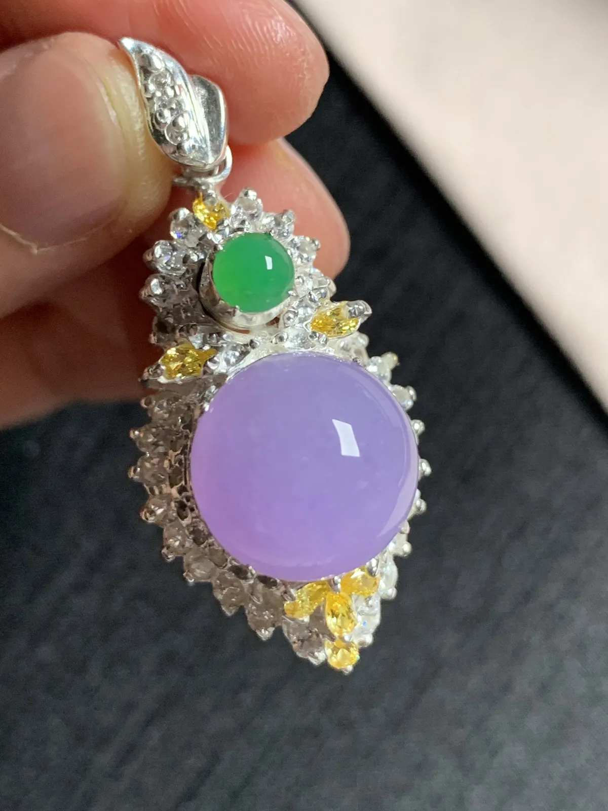 冰种紫罗兰正圆馒头吊坠，樱花紫，粉紫
无纹裂，种好色美品相好，色泽浓郁艳丽，