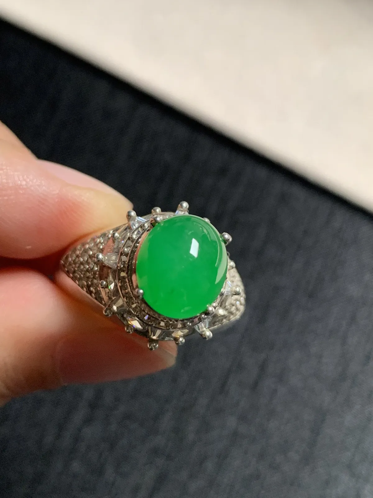 冰阳绿馒头戒面
无纹裂，种好色好品相好，色泽艳丽纯正，质地细腻水灵饱满圆润