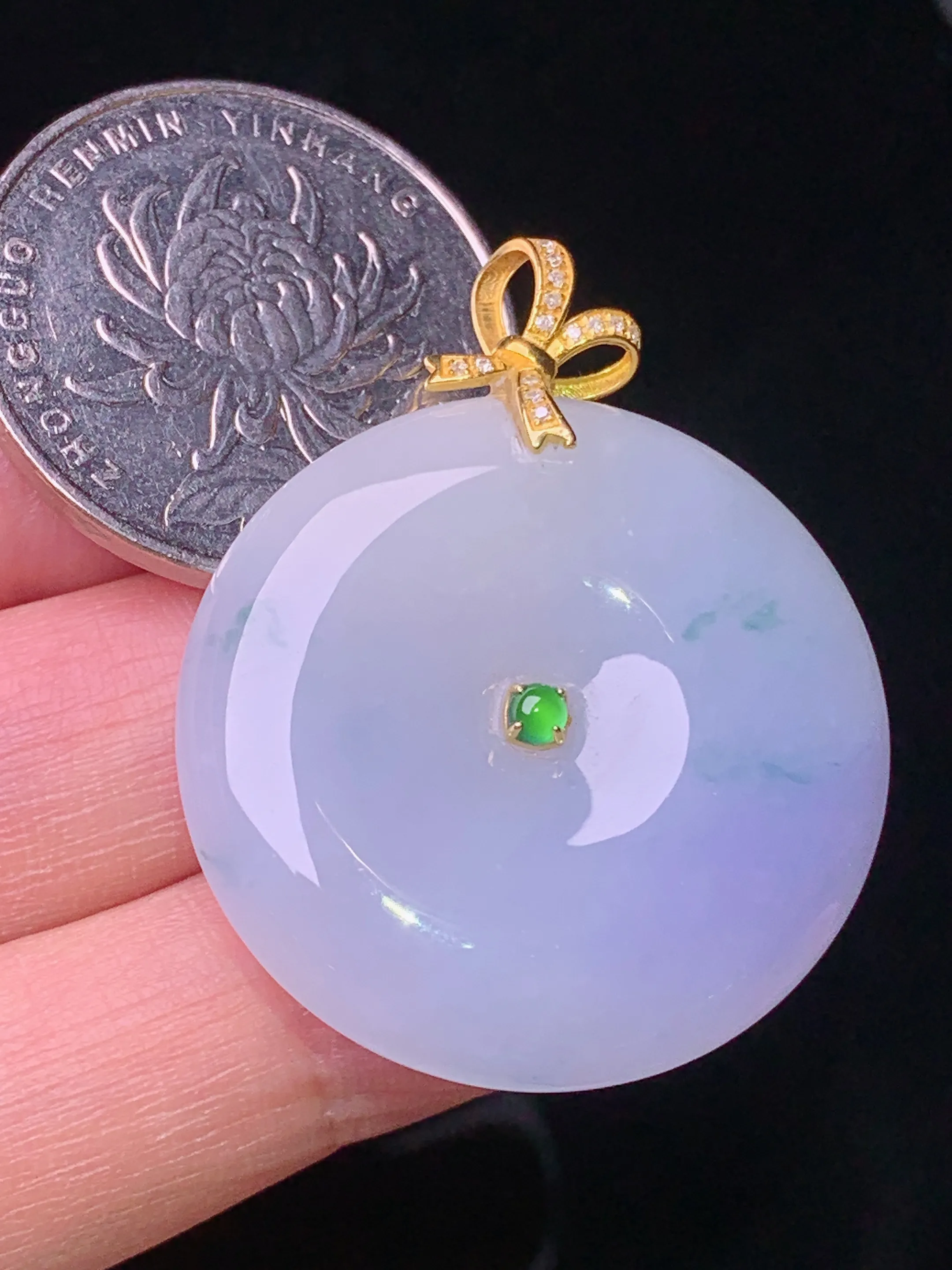 18k金钻淡紫罗兰平安扣吊坠 玉质细腻 色泽艳丽清新 整体尺寸36.6*29.2*6.3