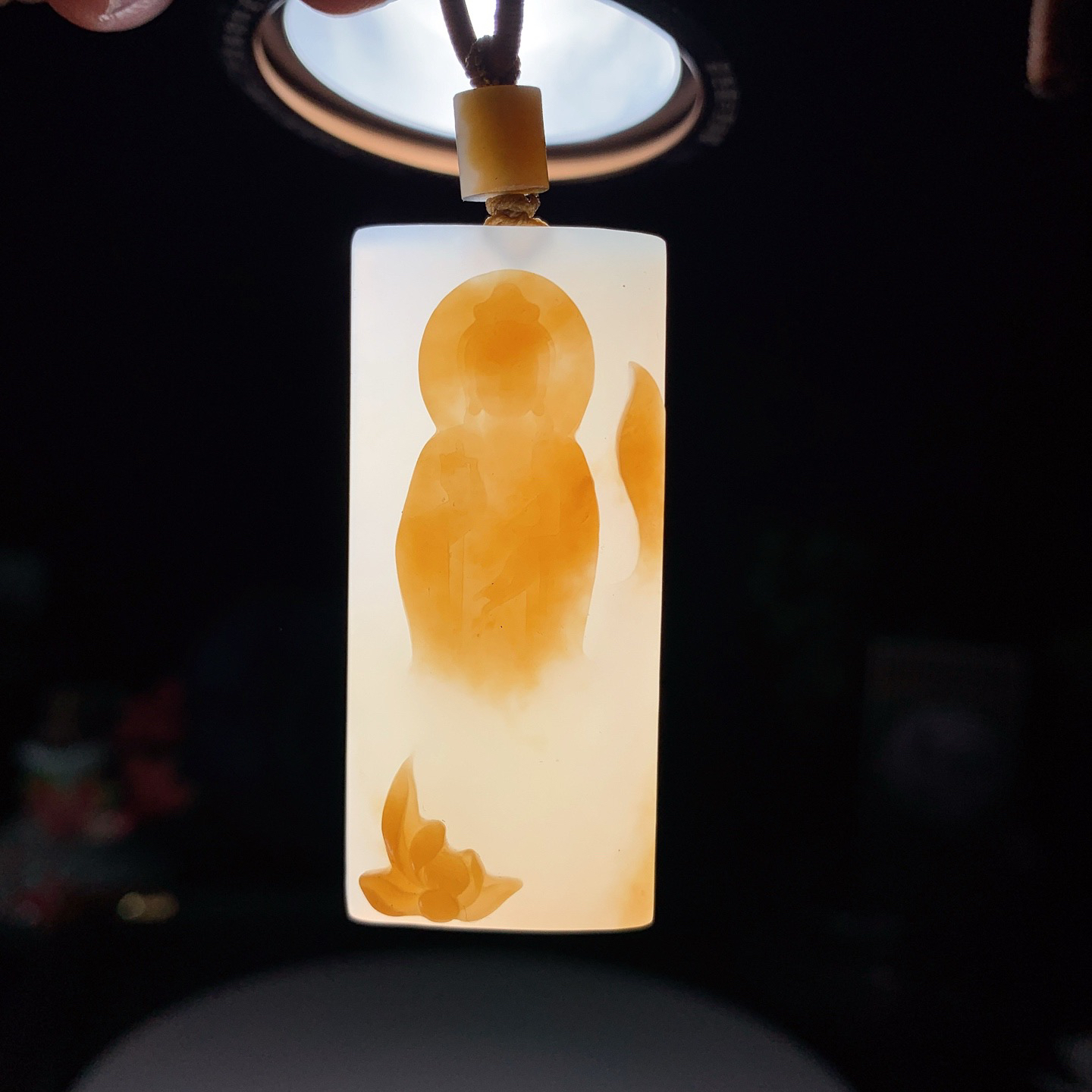 新疆和田玉且末糖站观音牌子挂件。尺寸51/23/9重24.5克 无裂无杂 玉质细腻油润 底色纯净 脂粉好，品质好。lt250106