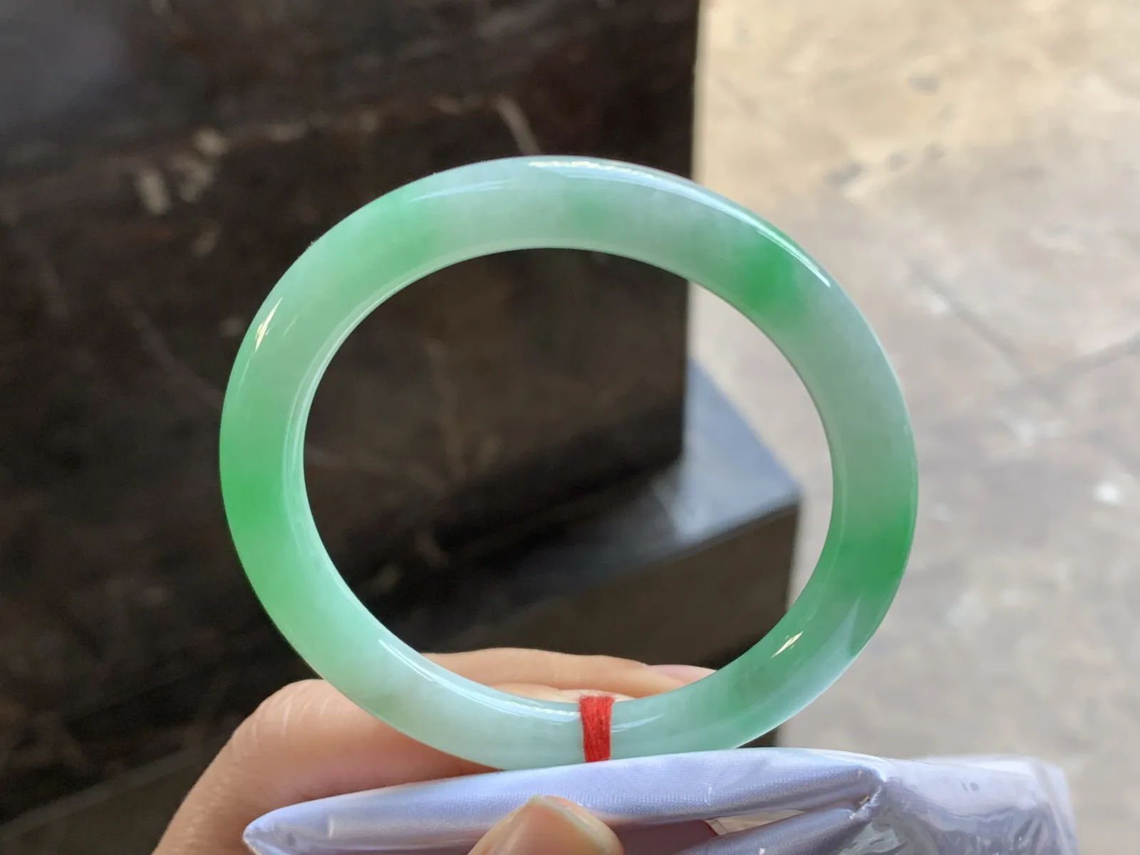 56-8.4

阳绿色圆条手镯^_^颜色好看 细腻