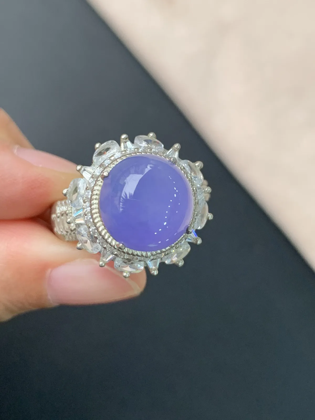 冰种浓紫圆戒面
无纹裂，种好色美品相好，色泽浓郁艳丽，老坑种质地细腻水灵饱满圆润