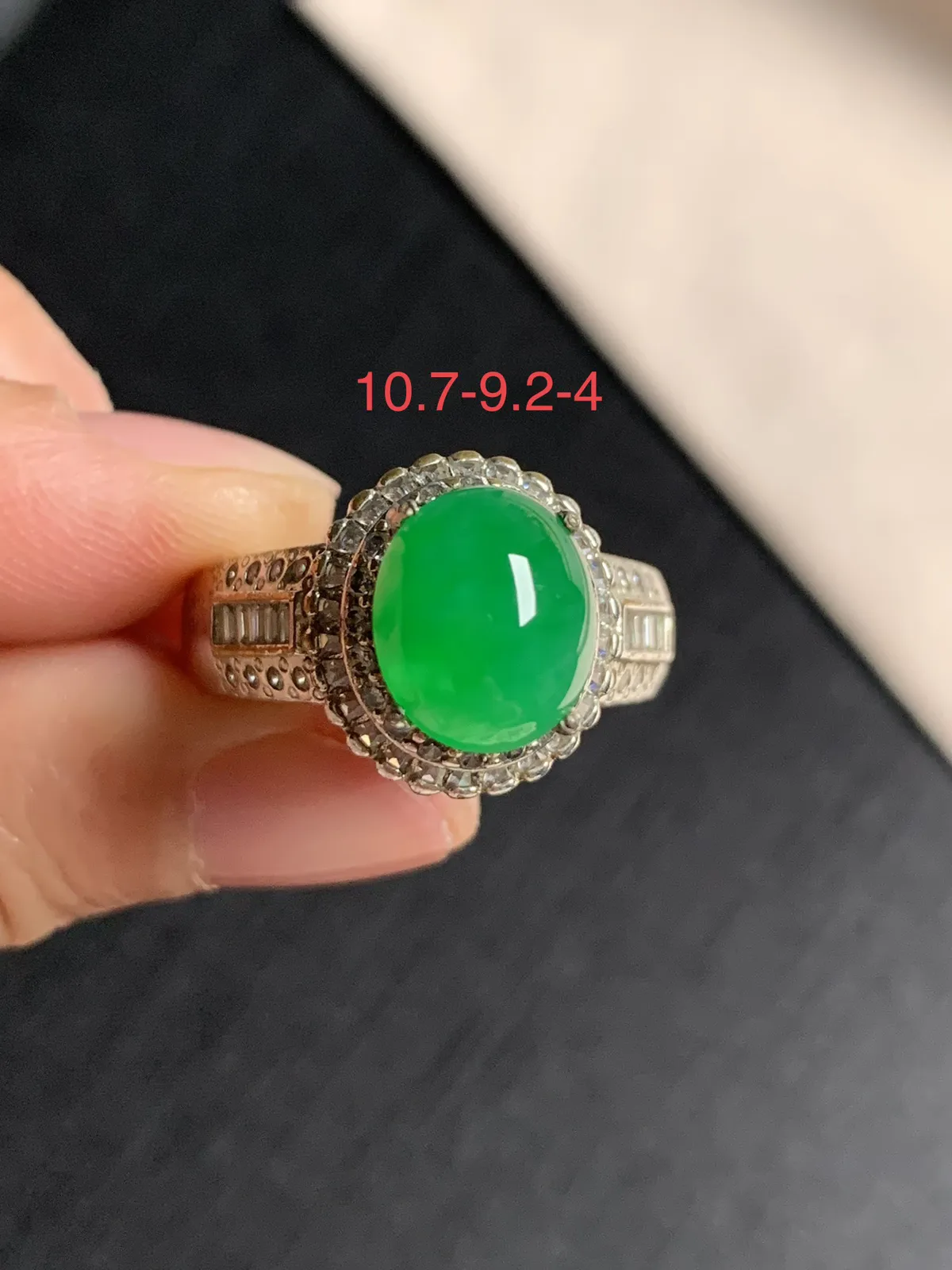 冰阳绿馒头戒面
无纹裂，种好色好品相好，色泽艳丽纯正，质地细腻水灵饱满圆润