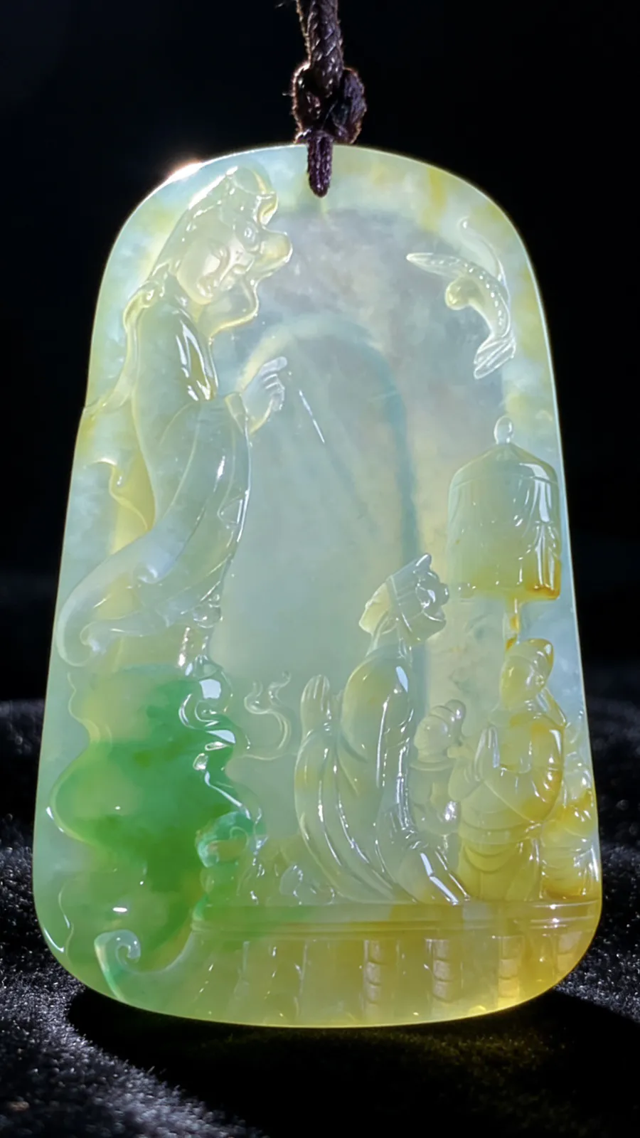 【许愿取真经】，老蒋玉雕艺术作品，
巧用冰种黄加绿翡翠的色彩与质地，雕刻出唐僧立志取经的场景，人物惟妙惟肖，把“坚定信念、不畏艰险、终成正果”的取经精神融入玉雕之中。
69-46-11.5mm，含绳65g