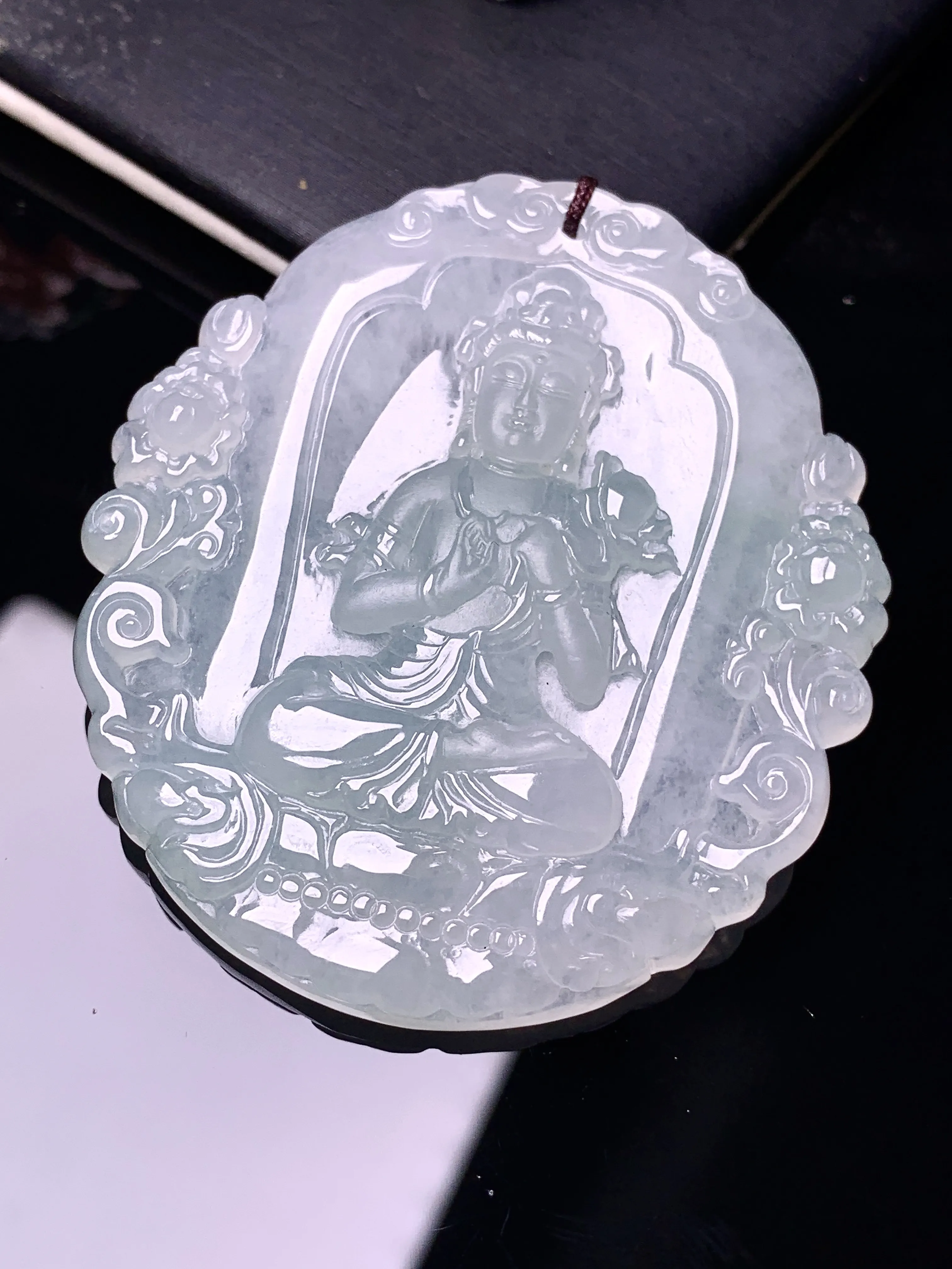 冰种观音菩萨吊坠 玉质细腻 色泽艳丽清新 整体尺寸52.6*47*5.5